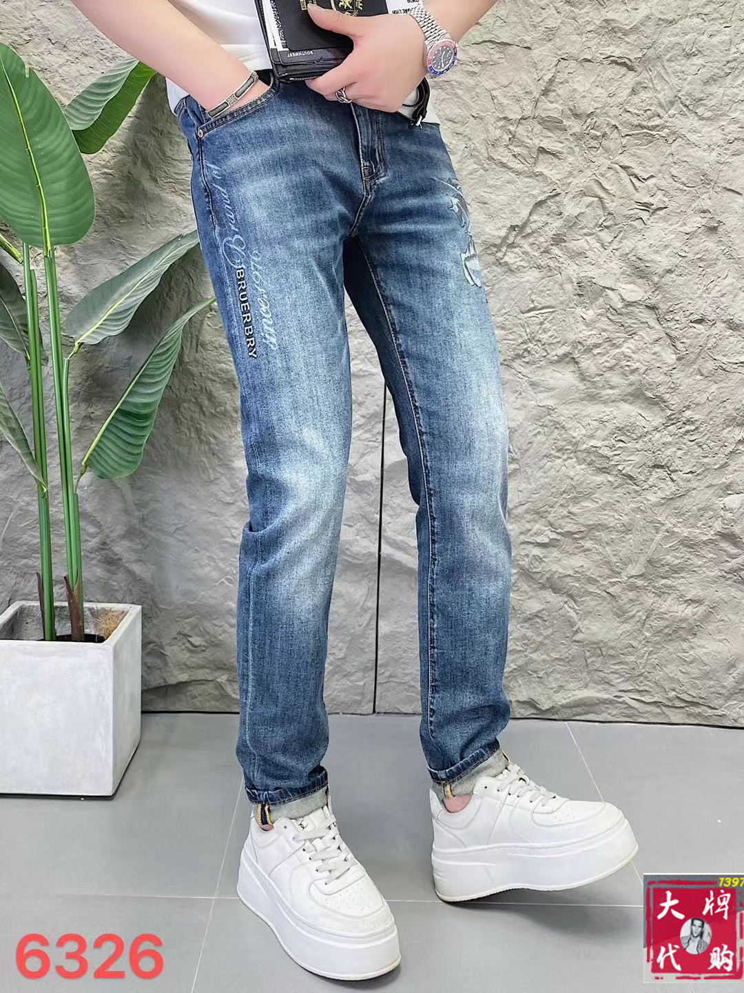 NO:131177,Burberry men's jeans original original cloth original wash water!  Imported original washing elastic fabrics, complex handicrafts superimposed, any washing step will become a completely different color effect after a few more seconds, so it is more precious, especially long-lasting and odor-resistant... Use the best tannin elastic texture, genuine leather leather cards, high-quality metal accessories... to create a unique and original jeans style!  Original hardware accessories, super positive style, comfortable and breathable, extremely high grade, counter quality, and handsome upper body. Number of codes 29-38, burberry, jeans, alexander wang19860909巴宝莉 男士牛仔裤原厂原布原洗水！进口原版水洗弹力面料,复杂的手工艺叠加,任何一个洗水环节多停留几秒都会变成完全不一样的颜色效果,所以越加珍贵,特别持久、耐味…… 选用上乘的丹宁弹力质感,真皮皮牌、高定的金属辅料……打造出独特及原创的牛仔裤款型！原版五金辅料,版型超正,舒适透气,档次极高,专柜品质,上身帅气十足. 码数29-38,,burberry,jeans,alexander wang,Men's clothing