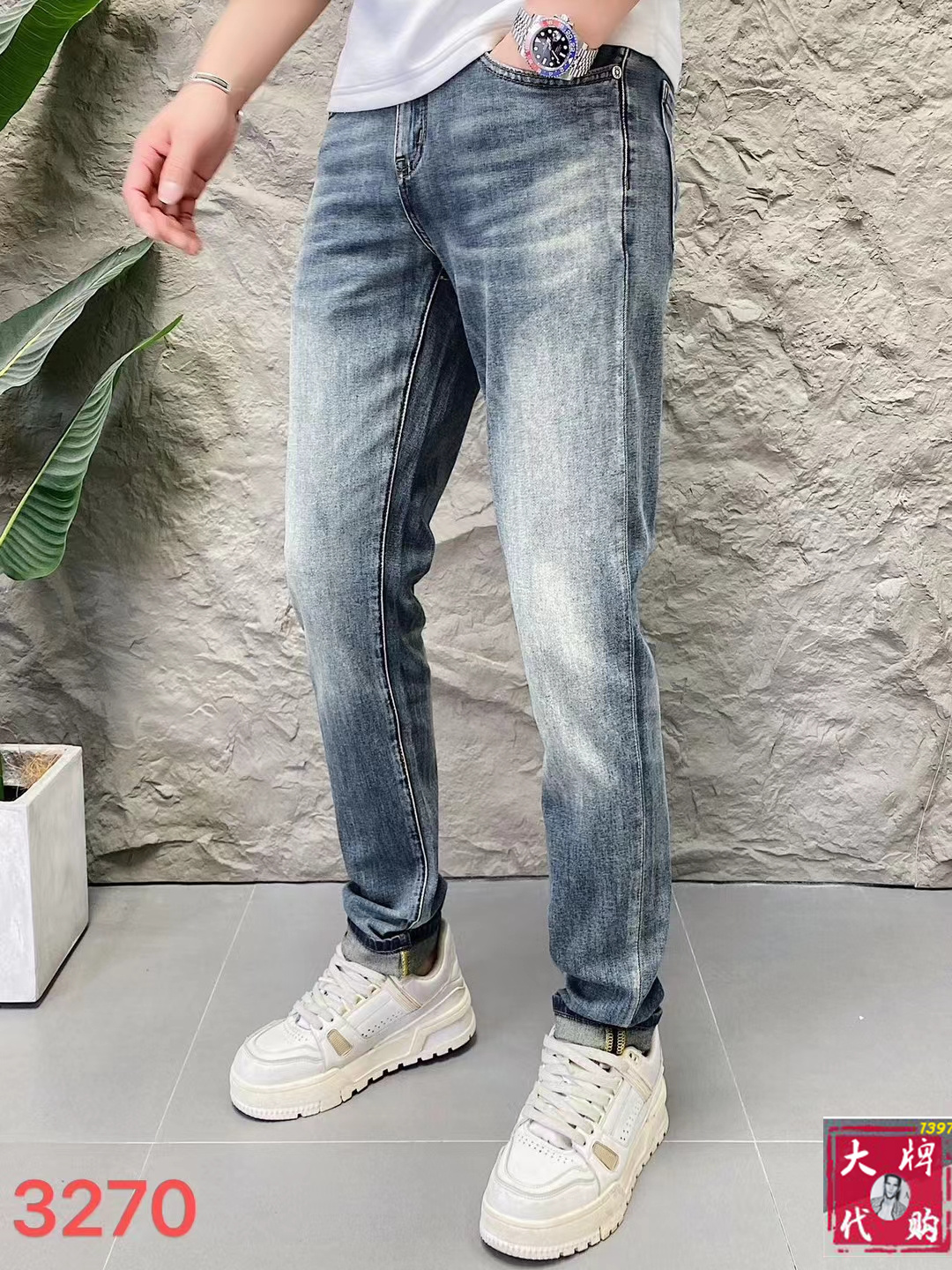 NO:131183,Miao Miao Men's jeans original original cloth original washing water!  Imported original washing elastic fabrics, complex handicrafts superimposed, any washing step will become a completely different color effect after a few more seconds, so it is more precious, especially long-lasting and odor-resistant... Use the best tannin elastic texture, genuine leather leather cards, high-quality metal accessories... to create a unique and original jeans style!  Original hardware accessories, super positive style, comfortable and breathable, extremely high grade, counter quality, and handsome upper body. Number of 29-38, jeans, alexander wang19860909缪缪 男士牛仔裤原厂原布原洗水！进口原版水洗弹力面料,复杂的手工艺叠加,任何一个洗水环节多停留几秒都会变成完全不一样的颜色效果,所以越加珍贵,特别持久、耐味…… 选用上乘的丹宁弹力质感,真皮皮牌、高定的金属辅料……打造出独特及原创的牛仔裤款型！原版五金辅料,版型超正,舒适透气,档次极高,专柜品质,上身帅气十足. 码数29-38,,jeans,alexander wang,Men's clothing