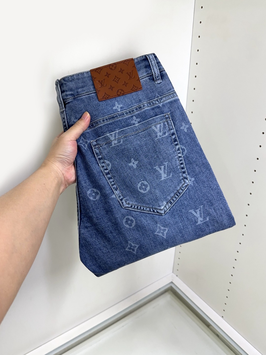 NO:131167,LV Louis Vuitton New style and new products available for sale in counters. The original 1:1 product for physical stores, suitable for all ages. The highest version of imported European fabrics in the market. They are comfortable, soft and skin-friendly, with super cool and fashionable and versatile upper body effect, straight and stylish, a must-have for the wardrobe!  Suitable for any occasion Size 29-38, louis vuitton,louis vuitton,jeans,alexander wang19860909LV 路易威登 新款新品 专柜有售 实体店极品牛仔裤专柜原版1:1好货,适合各个年龄段.市场最高版本的欧洲进口面料.舒适柔软亲肤,上身效果超级棒时尚百搭,笔挺有型,衣橱必备！适合任何场合穿着 尺码29-38,,louis vuitton,louis vuitton,jeans,alexander wang,Men's clothing