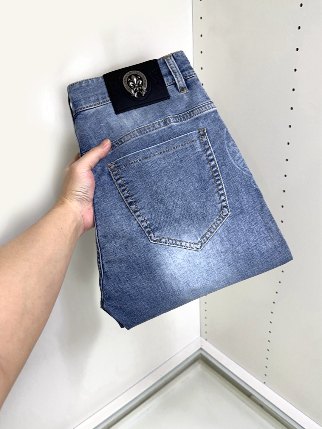 NO:131165,Croxin New style and new products available for sale in counters. The original 1:1 product for physical stores, suitable for all ages and the highest version of imported European fabrics. They are comfortable, soft and skin-friendly, with super cool and fashionable and versatile, straight and stylish, a must-have for the wardrobe!  Suitable for any occasion Size 29-38, Chrome hearts, jeans, alexander wang19860909克罗心 新款新品 专柜有售 实体店极品牛仔裤专柜原版1:1好货,适合各个年龄段.市场最高版本的欧洲进口面料.舒适柔软亲肤,上身效果超级棒时尚百搭,笔挺有型,衣橱必备！适合任何场合穿着 尺码29-38,,chrome hearts,jeans,alexander wang,Men's clothing