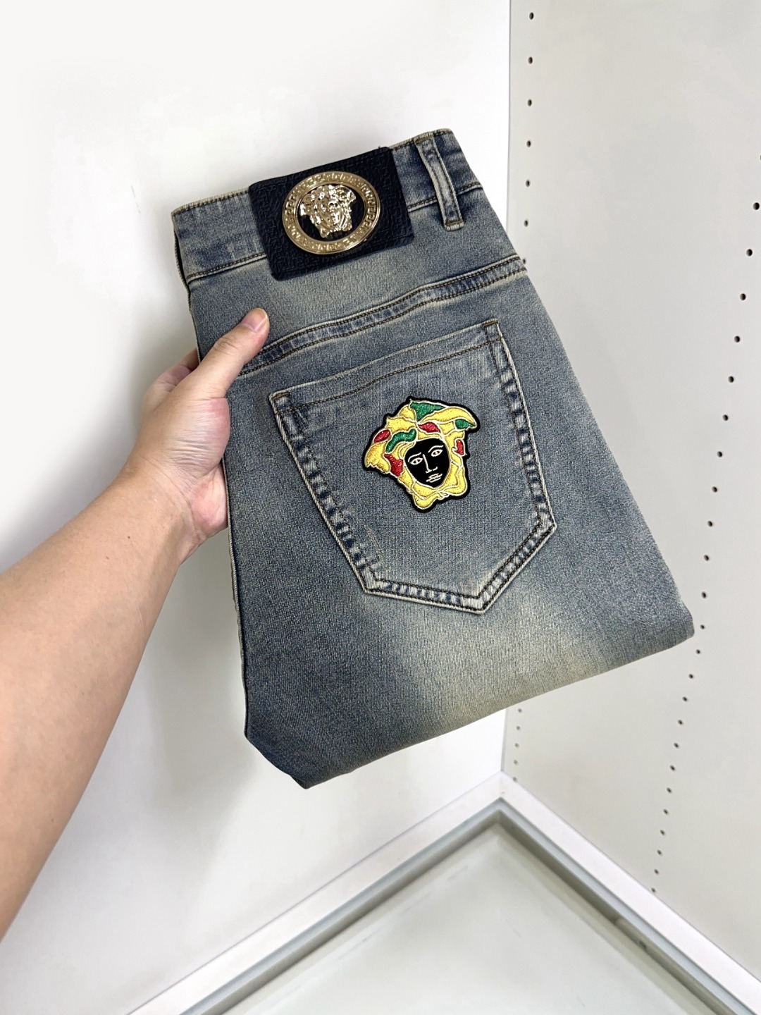 NO:131163,Versace The hot products are coming, new models and new products are available for sale in the counter. The original jeans in physical stores are already 1:1 good products for the original jeans in all ages. The highest version of the imported European fabric in the market is comfortable, soft and skin-friendly, with super cool and fashionable and versatile effect, straight and stylish, a must-have for the wardrobe!  Suitable for any occasion Size 29-38, versace, versace, jeans, alexander wang19860909Versace 范思哲 爆款来袭 新款新品 专柜有售 实体店已极品牛仔裤专柜原版1:1好货,适合各个年龄段.市场最高版本的欧洲进口面料.舒适柔软亲肤,上身效果超级棒时尚百搭,笔挺有型,衣橱必备！适合任何场合穿着 尺码29-38,,versace,versace,jeans,alexander wang,Men's clothing