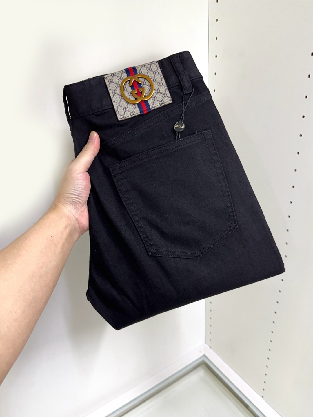 NO:131159,Gucci Gucci is coming, new models and new products are available for sale in the counter. The original jeans in physical stores are already 1:1 good products for the original products of all ages. The highest version of the imported European fabric in the market is comfortable, soft and skin-friendly, with super cool and fashionable and versatile upper body effect, straight and stylish, a must-have for the wardrobe!  Suitable for any occasion Size 29-40, gucci, jeans, alexander wang19860909Gucci 古奇 爆款来袭 新款新品 专柜有售 实体店已极品牛仔裤专柜原版1:1好货,适合各个年龄段.市场最高版本的欧洲进口面料.舒适柔软亲肤,上身效果超级棒时尚百搭,笔挺有型,衣橱必备！适合任何场合穿着 尺码29-40,,gucci,jeans,alexander wang,Men's clothing