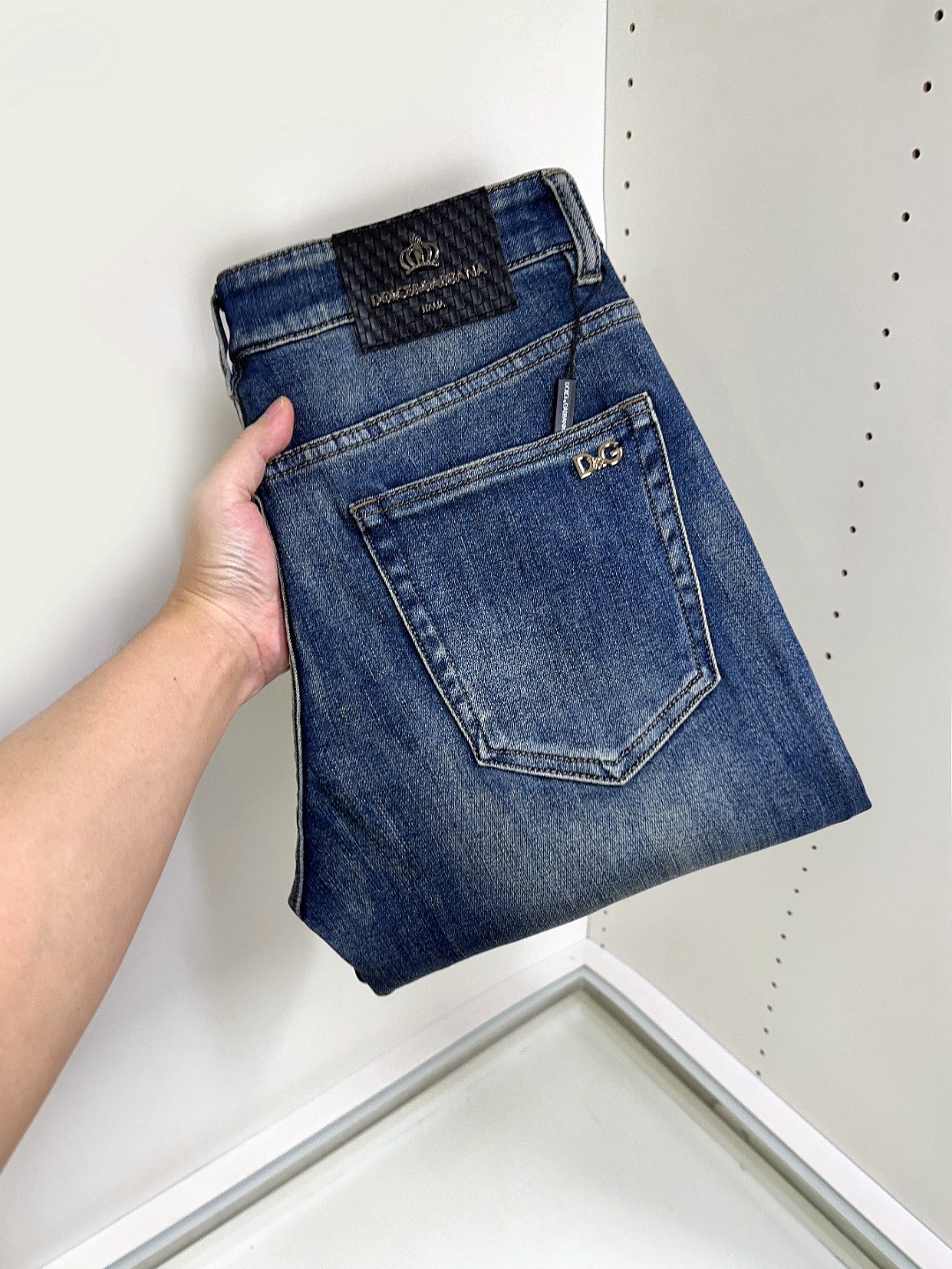 NO:131157,DG Dolce & Gabbana, hot products are coming, new products, on sale in counters, the physical store has the best jeans counter original 1:1, suitable for all ages. The highest version of the imported European fabric in the market. It is comfortable, soft and skin-friendly, with super cool and fashionable and versatile effect, straight and stylish, a must-have for the wardrobe!  Suitable for any occasion Size 29-40, Dolce & Gabbana, Dolce & Gabbana, jeans, alexander wang19860909DG 杜嘉班纳 爆款来袭 新款新品 专柜有售 实体店已极品牛仔裤专柜原版1:1好货,适合各个年龄段.市场最高版本的欧洲进口面料.舒适柔软亲肤,上身效果超级棒时尚百搭,笔挺有型,衣橱必备！适合任何场合穿着 尺码29-40,,Dolce&Gabbana,Dolce&Gabbana,jeans,alexander wang,Men's clothing