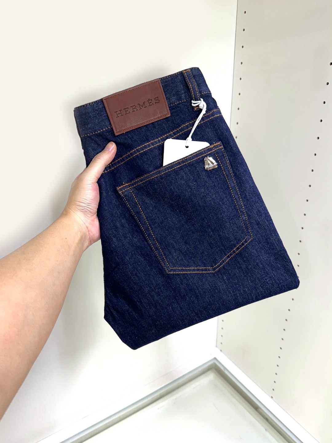 NO:131155,TF hits, new models and new products are available for sale in the counter. The original jeans in physical stores are already 1:1 good products for the original products of all ages. The highest version of imported European fabrics in the market is comfortable, soft and skin-friendly, with super cool and fashionable and versatile upper body effect, straight and stylish, a must-have for the wardrobe!  Suitable for any occasion Size 29-40,,tom ford,jeans,alexander wang19860909TF 爆款来袭 新款新品 专柜有售 实体店已极品牛仔裤专柜原版1:1好货,适合各个年龄段.市场最高版本的欧洲进口面料.舒适柔软亲肤,上身效果超级棒时尚百搭,笔挺有型,衣橱必备！适合任何场合穿着 尺码29-40,,tom ford,jeans,alexander wang,Men's clothing