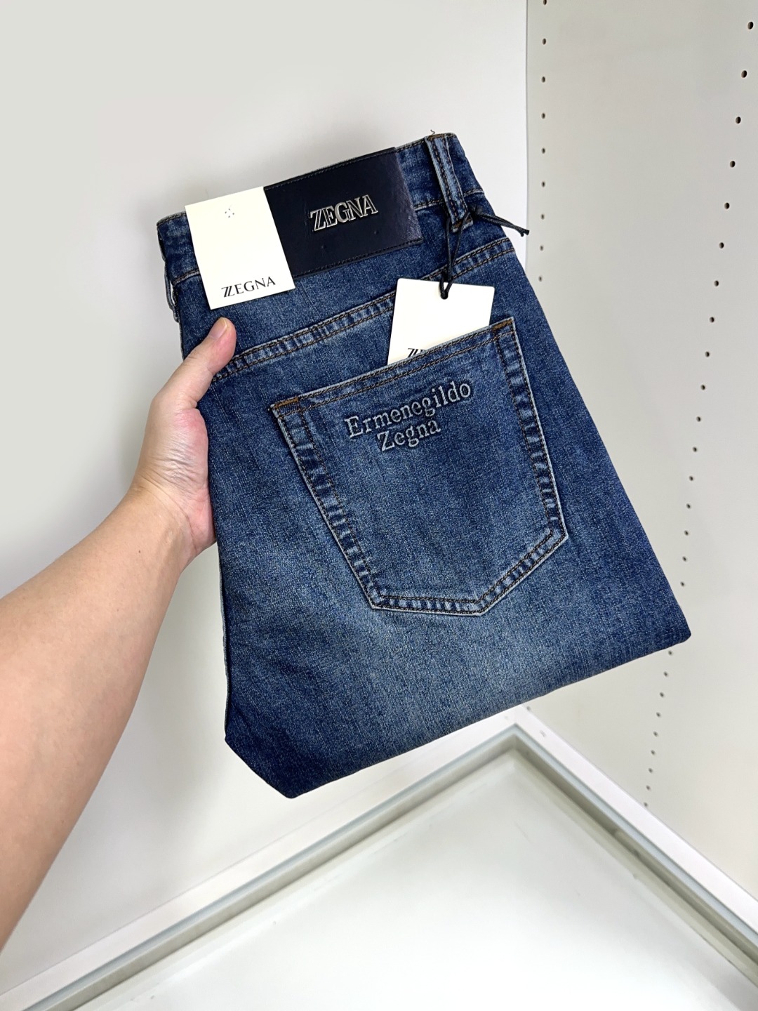 NO:131151,Zegna New style and new products available for sale in physical stores. The original 1:1 good product for the counter, suitable for all ages. The highest version of imported European fabrics in the market. They are comfortable, soft and skin-friendly, with super cool and fashionable and versatile upper body effect, straight and stylish, must-have for the wardrobe!  Suitable for any occasion Size 29-40, zegna, jeans, alexander wang19860909Zegna 杰尼亚 新款新品 专柜有售 实体店极品牛仔裤专柜原版1:1好货,适合各个年龄段.市场最高版本的欧洲进口面料.舒适柔软亲肤,上身效果超级棒时尚百搭,笔挺有型,衣橱必备！适合任何场合穿着 尺码29-40,,zegna,jeans,alexander wang,Men's clothing