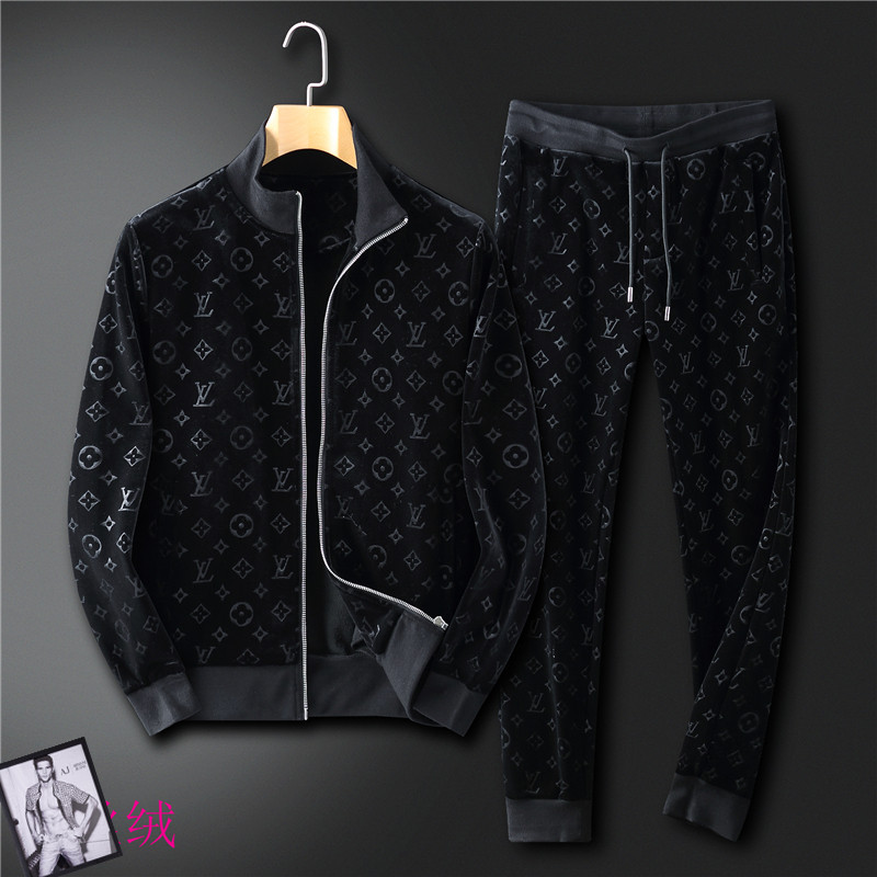 NO:131142,【LV Louis Vuitton】 New cardigan suit!  Sweatshirt fabric!  Exclusive first new product, the official website synchronizes the Milan catwalk model, the top quality goods in real life shooting, standard code number!  The latest top official website original list, a new experience, three-dimensional tailoring of the counter fabric, new hardware accessories, delicate and soft feel, comfortable and breathable upper body, big brand style, luxury and atmospheric, texture only imported from Italy customization, versatile style, not picky in people, fine workmanship and meticulous, no pressure to enter and exit the counter, absolutely worth a piece of good product!  M-3XL (can wear 190 catties), louis vuitton, louis vuitton, hoodie, sweatshirts, alexander wang19860909【 LV 路易威登】 新款开衫套装！卫衣面料！独家首发新品 , 官网同步米兰走秀款 实物拍摄顶级好货 标准码数！最新顶尖官网原单,全新体验 专柜面料立体剪裁 全新五金配件、手感细腻柔软 上身舒适透气 大牌风范 奢华大气 进口意大利定制才有的质感 百搭款式 穿着不挑人 ,做工精细一丝不苟 ,出入专柜无压力 绝对值得人手一件的好货！码数M-3XL（可穿190斤）,,louis vuitton,louis vuitton,hoodie,sweatshirts,alexander wang,Men's clothing