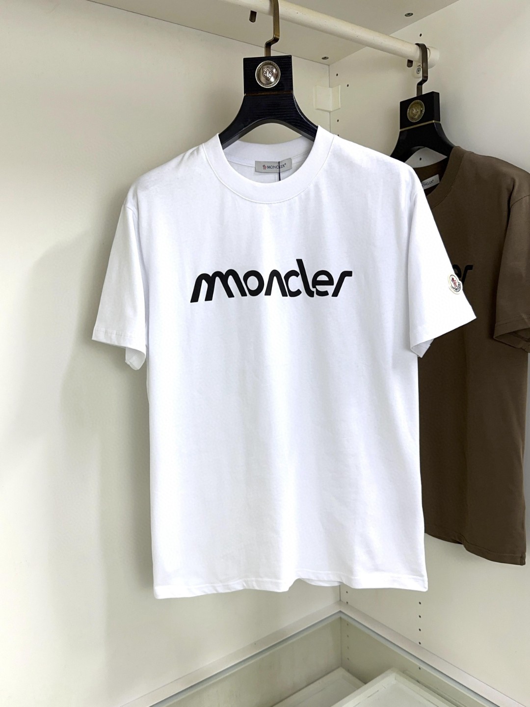 NO:427527,Moncler masked top round neck casual short sleeve high-end custom versatile styles that anyone can easily control. The fabric is fully customized craftsmanship, the latest logo design of the luxurious classic brand on the chest, which is very high-end and must be entered if you understand the goods!  The style and tailoring are slim styles, which are very exquisite, showing aura and highlighting the exquisiteness of business men. This is the unique feature, the right slim fit, and the upper body effect is very good!  Size S-XL can wear 190 catties, Moncler, T-shirt, alexander wang19860909Moncler 蒙口 顶级圆领休闲短袖高级定制百搭款式 任何人都可以轻松驾驭 面料全订制工艺 胸前奢华经典品牌最新logo设计,非常显档次懂货的必须入！版型剪裁属于修身款 非常精致,显气场,又会凸显商务男士的精致,这就是独到之处,恰到好处的修身,上身效果非常赞！尺码S-XL 可穿190斤,,Moncler,T-shirt,alexander wang,Men's clothing