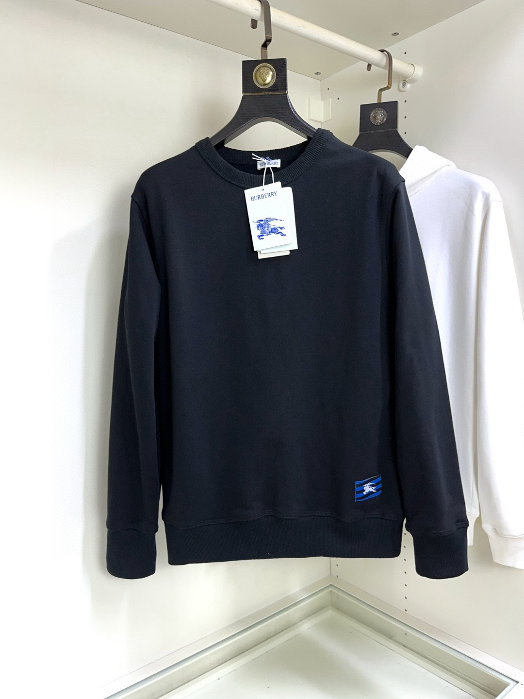 NO:571160,Burberry high version, size S-XL, top long-sleeved round neck sweatshirt, advanced customization and versatile style, Italian imported fabrics that anyone can easily control, fully customized fabrics, the latest logo design of the luxury classic brand on the chest, very high-end, a must-have for those who know their stuff!  The tailoring is a slim fit, very refined, shows off aura, and highlights the sophistication of a business man. This is unique. It has just the right fit and a great upper body effect.,,burberry,burberry,hoodie,sweatshirts,alexander wang19860909Burberry 巴宝莉 高版本 码数S-XL 顶级长袖圆领卫衣 高级定制百搭款,意大利进口面料任何人都可以轻松驾驭 面料全订制工艺 胸前奢华经典品牌最新logo设计,非常显档次懂货的必须入！版型剪裁属于修身款 非常精致,显气场,又会凸显商务男士的精致,这就是独到之处,恰到好处的修身,上身效果非常赞.,,burberry,burberry,hoodie,sweatshirts,alexander wang,Men's clothing