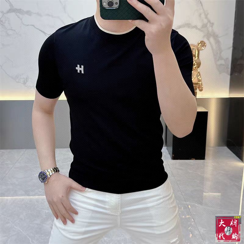 NO:133882,Hermes is the latest hit short-sleeved T-shirt in spring and summer, customized imported soft Yilitte fabric, fashionable brand element logo embellishment, breathable fabric, delicate and soft texture, close to the body, refreshing and smooth. Moisture-absorbing and sweating, simple and generous without losing fashion, three-dimensional cut, and the upper body is super stylish!  A must-have model for fashion trendy people Size M-3XL (model 178/142 catties wearing L size), hermes, hermes, T-shirt,tees, t-shirt,alexander wang19860909Hermes 爱马仕 春夏最新大爆款精品短袖T恤,定制进口轻柔伊力特面料,时尚大牌元素logo点缀,会呼吸的面料,质感细腻柔软,贴身冰爽顺滑.吸湿排汗,简约大方又不失时尚,版型立体裁剪,上身超有型！时尚潮人必备款 尺码M-3XL (模特178/142斤穿L码),,hermes,hermes,T-shirt,tees，t-shirt,alexander wang,Men's clothing