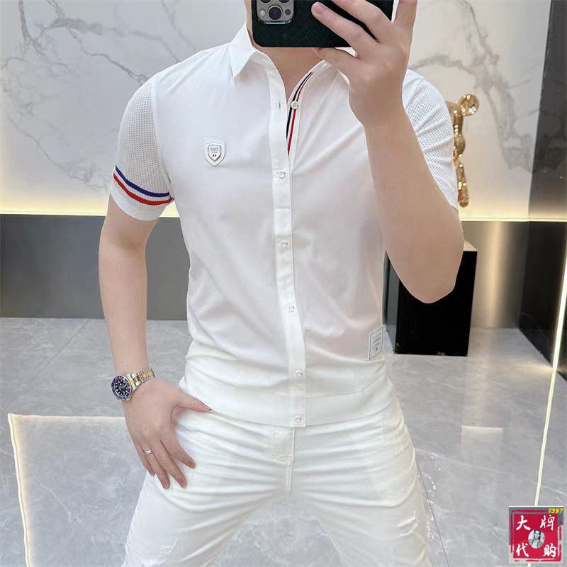 NO:133906,TB Tom Bran Fashion High-end Short-Sleeve Cardigan New Summer Style!  The exclusive first new product official website synchronizes the Milan catwalk model, and the top quality products are shot in real life!  The latest top official website original list, a new experience, three-dimensional tailoring of the counter fabric, new hardware accessories, delicate and soft feel, comfortable and breathable upper body, big brand style, luxury and atmospheric, texture only imported from Italy customization, versatile style, not picky in people, fine workmanship and meticulous, no pressure to enter and exit the counter, absolutely worth a piece of good product!  Code number M-3XL, T-shirt, alexander wang19860909TB汤姆布兰时尚高端短袖开衫夏季新款！独家首发新品官网同步米兰走秀款 实物拍摄顶级好货！最新顶尖官网原单,全新体验 专柜面料立体剪裁 全新五金配件、手感细腻柔软 上身舒适透气 大牌风范 奢华大气 进口意大利定制才有的质感 百搭款式 穿着不挑人 ,做工精细一丝不苟 ,出入专柜无压力 绝对值得人手一件的好货！ 码数M-3XL,,T-shirt,alexander wang,Men's clothing