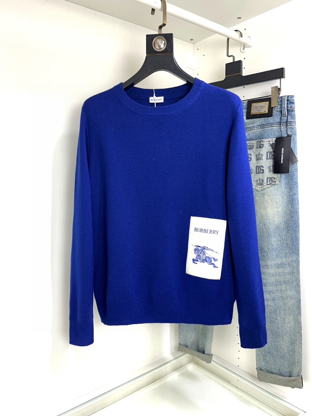 NO:133890,Burberry Burberry's new autumn and winter sweater has a delicate and soft feel, which can directly contact the skin, allowing the heart-warming yarn to create a delicate texture. The top-level craftsmanship is unique and outstanding, the style is simple, generous and exquisite. The three-dimensional tailoring style design makes the whole sweater look youthful and energetic. Recommended autumn and winter outfits are essential. Number XS-L, burberry, burberry, sweaters, alexander wang19860909Burberry 巴宝莉 秋冬新品毛衣 具有手感细腻柔软,可直接与肌肤接触,让暖心的纱线变化出细腻的质感,顶级工艺极具特色出彩,款式简约大方精美 立体剪裁的版型设计,让整款毛衣上身尽显青春活力和朝气,推荐款秋冬季穿搭必备.码数XS-L,,burberry,burberry,sweaters,alexander wang,Men's clothing