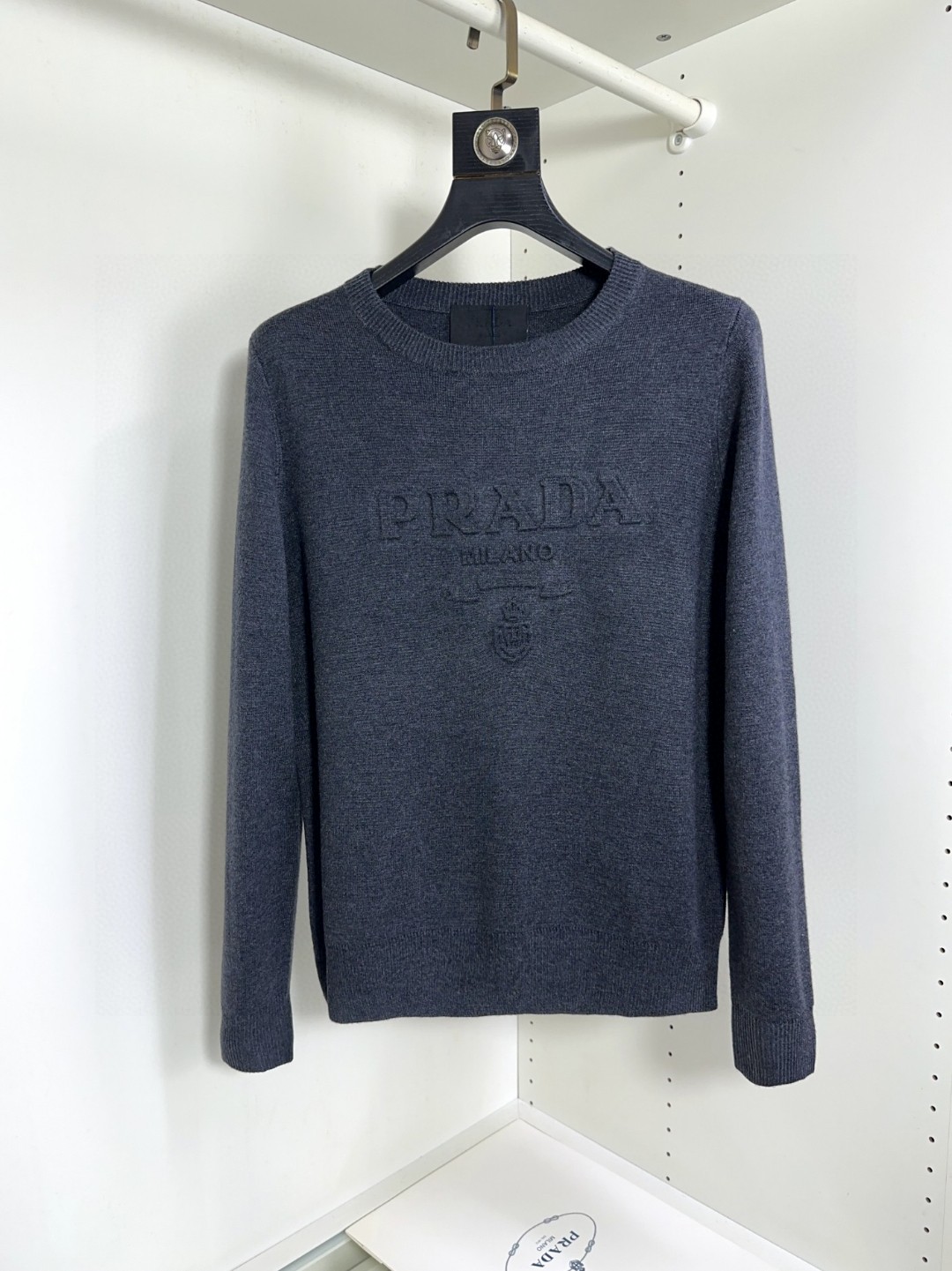 NO:133881,Prada is made of real wool blend material, soft and warm, with top anti-pilling performance. It uses imported Japanese island essence seamless computer horizontal machine to weave it with full curling edges, and the single-piece machine is knitting for more than 90 minutes. The two water washing techniques of embryo   ready-to-wear are stable and fixed. It brings together the popular trends of international brands and is repeatedly carved. It can be worn slightly wide and shoulder-length, and can be matched with positive codes. It is very classy and must be entered. The upper body effect is very good!  Size XS-L, prada, prada, alexander wang19860909Prada普拉达采用真羊毛混纺材质,柔顺保暖,顶尖抗起球性能.采用进口日本岛精无缝电脑横机全卷边编织,单件机编时间超过90分钟.胚身 成衣两道洗水工艺,稳固定型,汇聚国际大牌之流行趋势融合反复雕琢所制版型,可微宽落肩穿着 可正码合体搭配.非常显档次懂货的必须入,上身效果非常赞！尺码XS-L,,prada,prada,alexander wang,Men's clothing