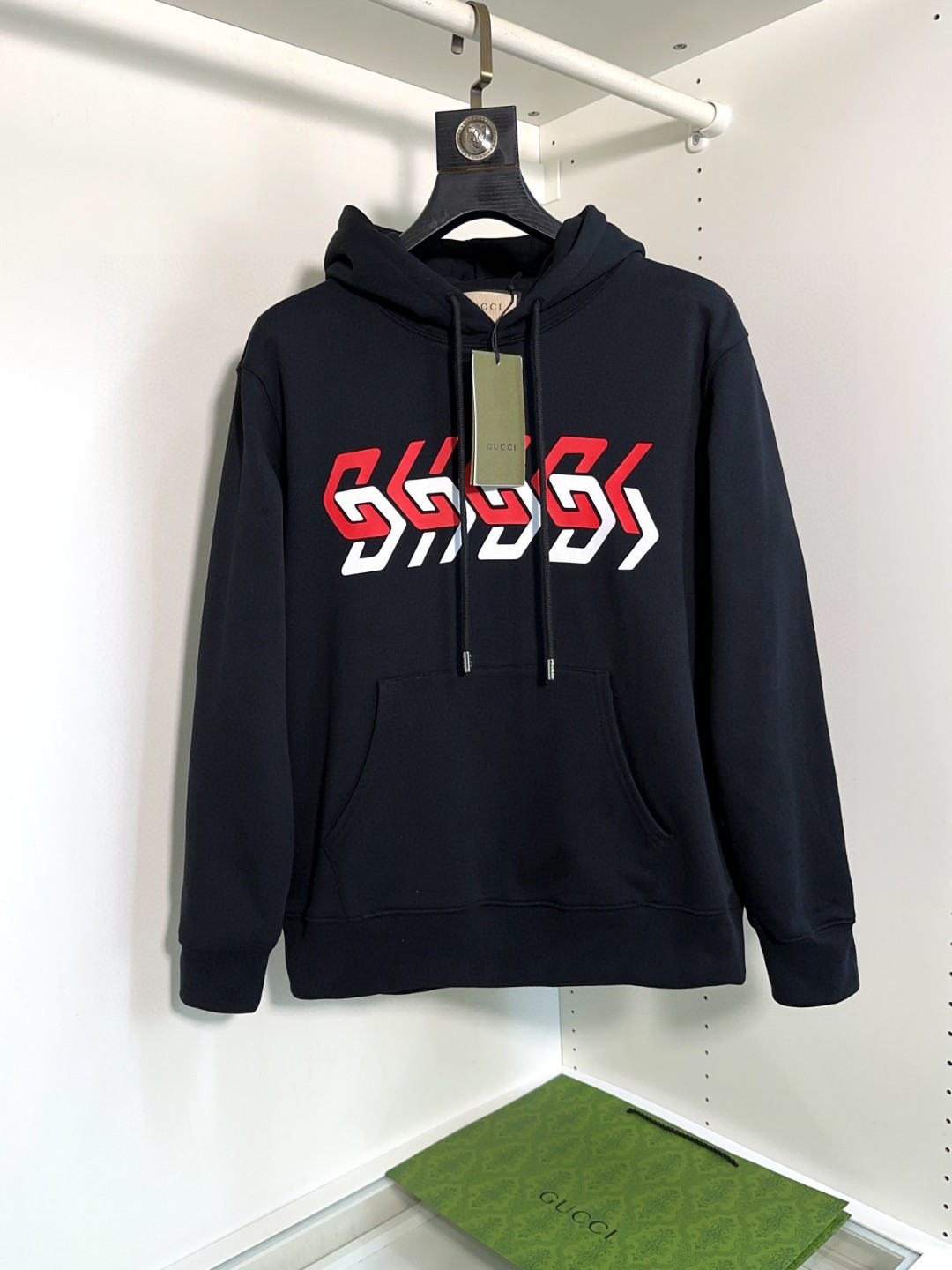 NO:133879,GUCCI High-end S-XL can wear 190 catties top-grade long-sleeved hooded sweatshirt. High-end customization and versatile style, anyone can easily control the imported Italian fabric. The fabric is fully customized. The latest logo design of the luxurious classic brand on the chest is very high-end. Those who understand goods must enter!  The style and tailoring are slim styles, which are very exquisite, showing aura and highlighting the exquisiteness of business men. This is the unique feature, the right slim fit, and the upper body effect is very good!  Size S-XL, gucci, hoodie, sweatshirts, hats, alexander wang19860909GUCCI 古奇 高版本S-XL可穿190斤顶级长袖连帽卫衣 高级定制百搭款,意大利进口面料任何人都可以轻松驾驭 面料全订制工艺 胸前奢华经典品牌最新logo设计,非常显档次懂货的必须入！版型剪裁属于修身款 非常精致,显气场,又会凸显商务男士的精致,这就是独到之处,恰到好处的修身,上身效果非常赞！尺码S-XL,,gucci,hoodie,sweatshirts,hats,alexander wang,Men's clothing