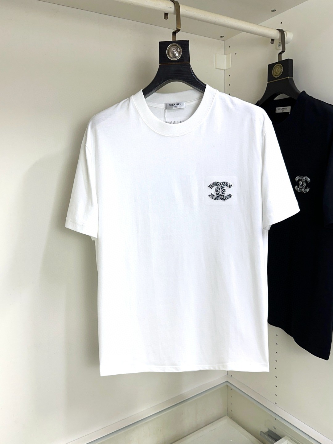 NO:133916,CHANEL Chanel Fat Brother Gospel Maximum XL can wear 200 catties Top round neck casual short sleeves Top version High-end custom versatile styles Anyone can easily control the fabric is fully customized craftsmanship The latest logo design of the luxurious classic brand on the chest is very high-end, and those who understand goods must enter!  The style and tailoring are slim styles, which are very exquisite, showing aura and highlighting the exquisiteness of business men. This is the unique feature, the right slim fit, and the upper body effect is very good!  Size XS-XL (counter code is equivalent to M-3XL), chanel, chanel, T-shirt, alexander wang19860909CHANEL 香奈儿 胖哥福音最大XL可穿200斤 顶级圆领休闲短袖 顶级版本 高级定制百搭款式 任何人都可以轻松驾驭 面料全订制工艺 胸前奢华经典品牌最新logo设计,非常显档次懂货的必须入！版型剪裁属于修身款 非常精致,显气场,又会凸显商务男士的精致,这就是独到之处,恰到好处的修身,上身效果非常赞！尺码XS-XL（专柜码等同M-3XL）,,chanel,chanel,T-shirt,alexander wang,Men's clothing