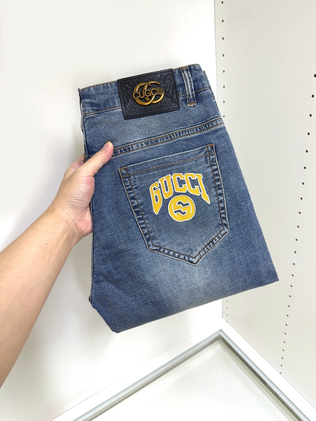 NO:133880,GUCCI Guqi New style and new products available for sale in counters. The original 1:1 product for physical stores, suitable for all ages. The highest version of European imported fabrics is comfortable, soft and skin-friendly, with super cool and fashionable and versatile, straight and stylish, a must-have for the wardrobe!  Suitable for any occasion Size 29-38, gucci, jeans, alexander wang19860909GUCCI古奇 新款新品 专柜有售 实体店极品牛仔裤专柜原版1:1好货,适合各个年龄段.市场最高版本的欧洲进口面料.舒适柔软亲肤,上身效果超级棒时尚百搭,笔挺有型,衣橱必备！适合任何场合穿着 尺码29-38,,gucci,jeans,alexander wang,Men's clothing