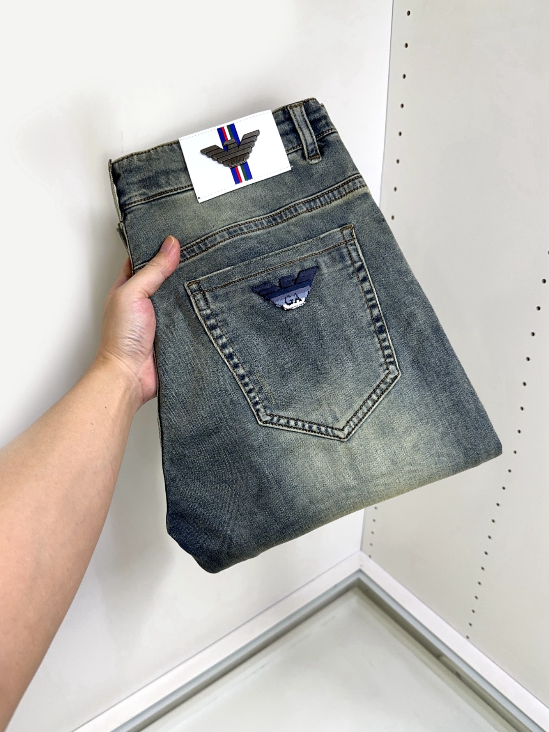 NO:133899,Armani New style and new products available for sale in physical stores. The original 1:1 good product for the counter, suitable for all ages. The highest version of imported European fabrics in the market. They are comfortable, soft and skin-friendly, with super cool and fashionable and versatile upper body effect, straight and stylish, a must-have for the wardrobe!  Suitable for any occasion Size 29-38, Armani, Armani, Jeans, Alexander wang19860909Armani 阿玛尼 新款新品 专柜有售 实体店极品牛仔裤专柜原版1:1好货,适合各个年龄段.市场最高版本的欧洲进口面料.舒适柔软亲肤,上身效果超级棒时尚百搭,笔挺有型,衣橱必备！适合任何场合穿着 尺码29-38,,armani,armani,jeans,alexander wang,Men's clothing