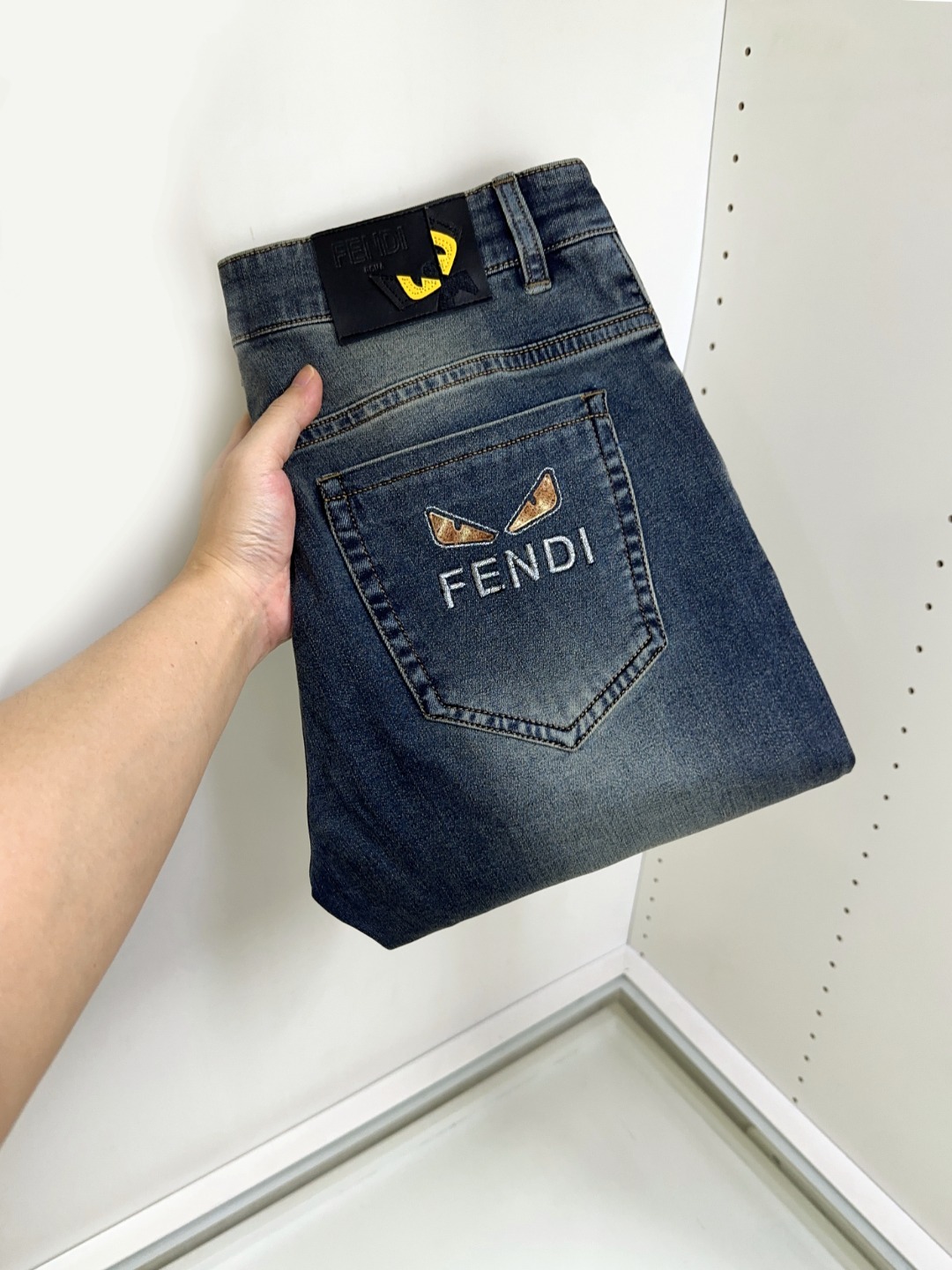 NO:133902,Fendi is coming, new styles and new products are available for sale in the counter. The original jeans in physical stores are already 1:1 good products for the original jeans in all ages. The highest version of the imported European fabric in the market is comfortable, soft and skin-friendly, with super cool and stylish upper body effect, a must-have for wardrobe!  Suitable for any occasion Size 29-38, fendi, fendi, jeans, alexander wang19860909Fendi 芬迪 爆款来袭 新款新品 专柜有售 实体店已极品牛仔裤专柜原版1:1好货,适合各个年龄段.市场最高版本的欧洲进口面料.舒适柔软亲肤,上身效果超级棒时尚百搭,笔挺有型,衣橱必备！适合任何场合穿着 尺码29-38,,fendi,fendi,jeans,alexander wang,Men's clothing