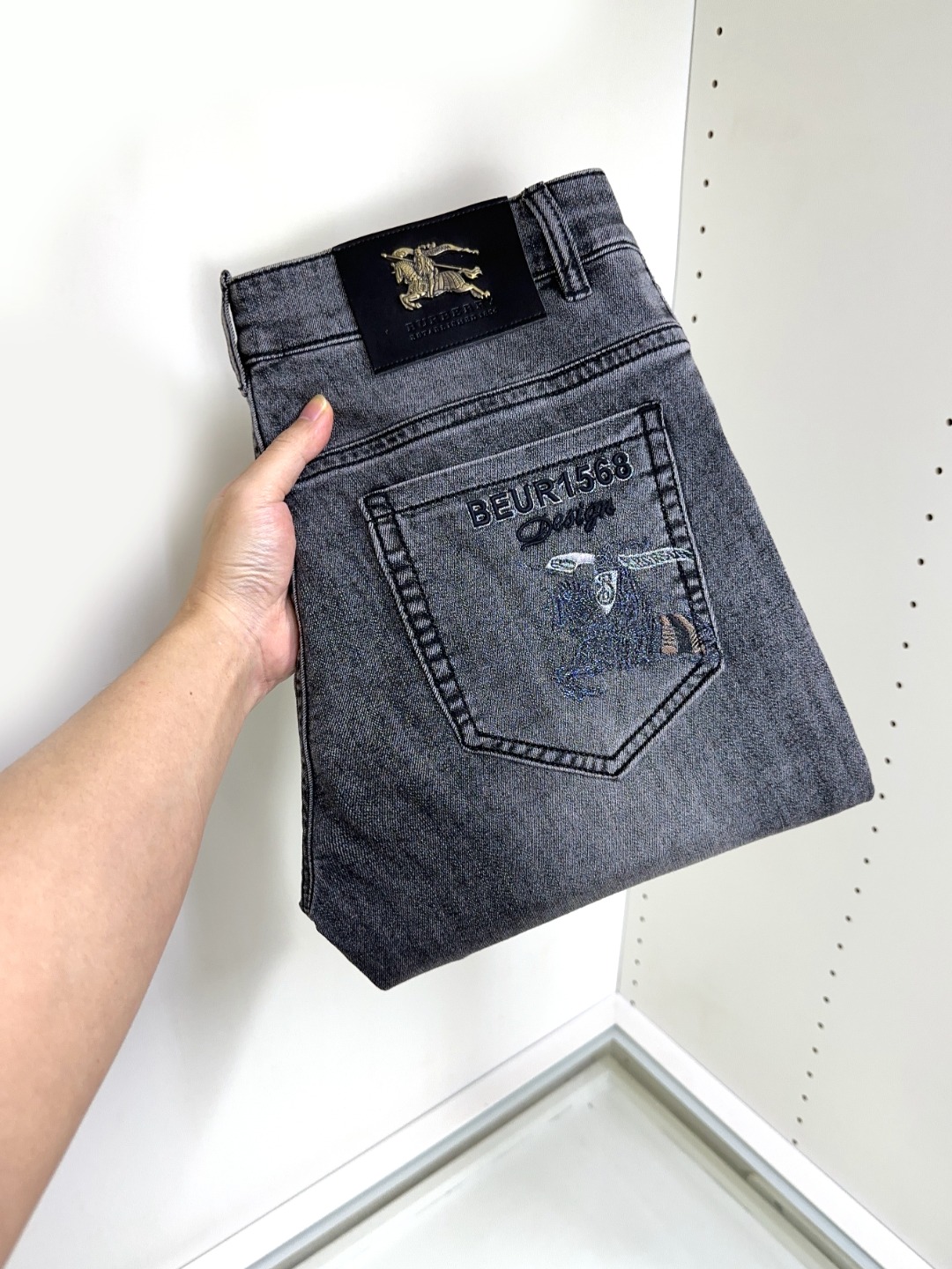 NO:133889,Burberry Burberry is coming, new models and new products are available for sale in the counter. The original jeans in physical stores are already 1:1 good products for the original jeans in the counter, suitable for all ages. The highest version of the imported European fabric in the market is comfortable, soft and skin-friendly, with super cool and fashionable and versatile upper body effect, straight and stylish, a must-have for the wardrobe!  Suitable for any occasion Size 29-38, burberry, burberry, jeans, alexander wang19860909Burberry 巴宝莉 爆款来袭 新款新品 专柜有售 实体店已极品牛仔裤专柜原版1:1好货,适合各个年龄段.市场最高版本的欧洲进口面料.舒适柔软亲肤,上身效果超级棒时尚百搭,笔挺有型,衣橱必备！适合任何场合穿着 尺码29-38,,burberry,burberry,jeans,alexander wang,Men's clothing