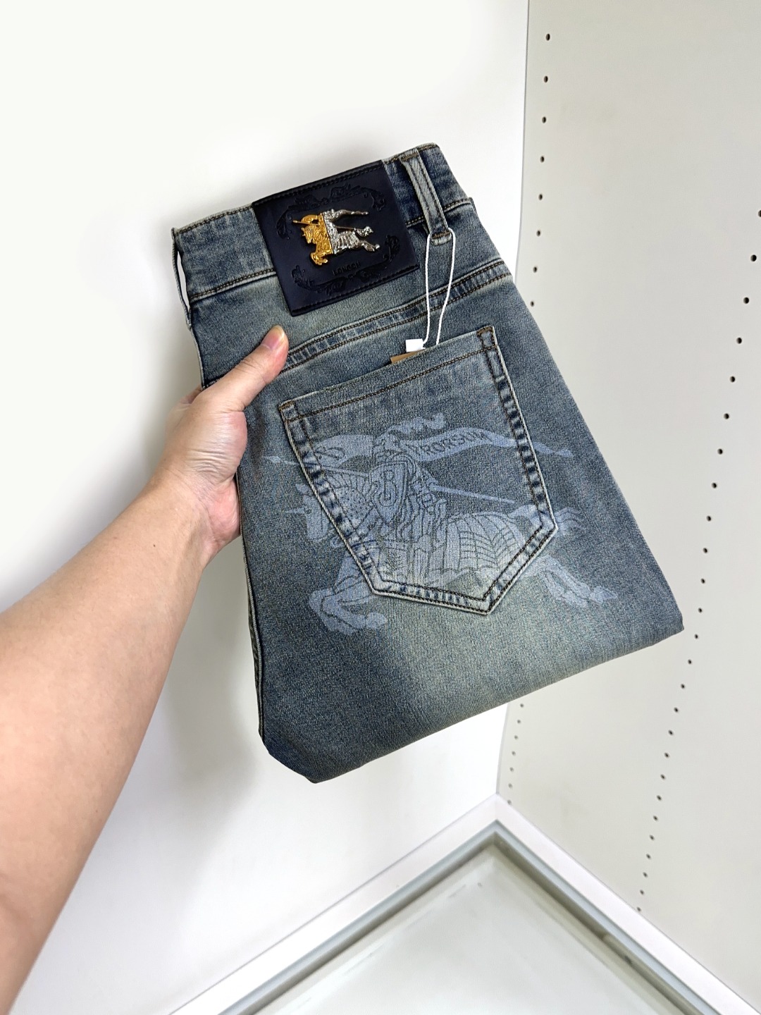 NO:133898,Burberry New style and new products available for sale in physical stores. The original 1:1 good product for the counter, suitable for all ages. The highest version of imported European fabrics in the market. They are comfortable, soft and skin-friendly, with super cool and fashionable and versatile upper body effect, straight and stylish, a must-have for the wardrobe!  Suitable for any occasion Size 29-38, burberry, burberry, jeans, alexander wang19860909Burberry 巴宝莉 新款新品 专柜有售 实体店极品牛仔裤专柜原版1:1好货,适合各个年龄段.市场最高版本的欧洲进口面料.舒适柔软亲肤,上身效果超级棒时尚百搭,笔挺有型,衣橱必备！适合任何场合穿着 尺码29-38,,burberry,burberry,jeans,alexander wang,Men's clothing