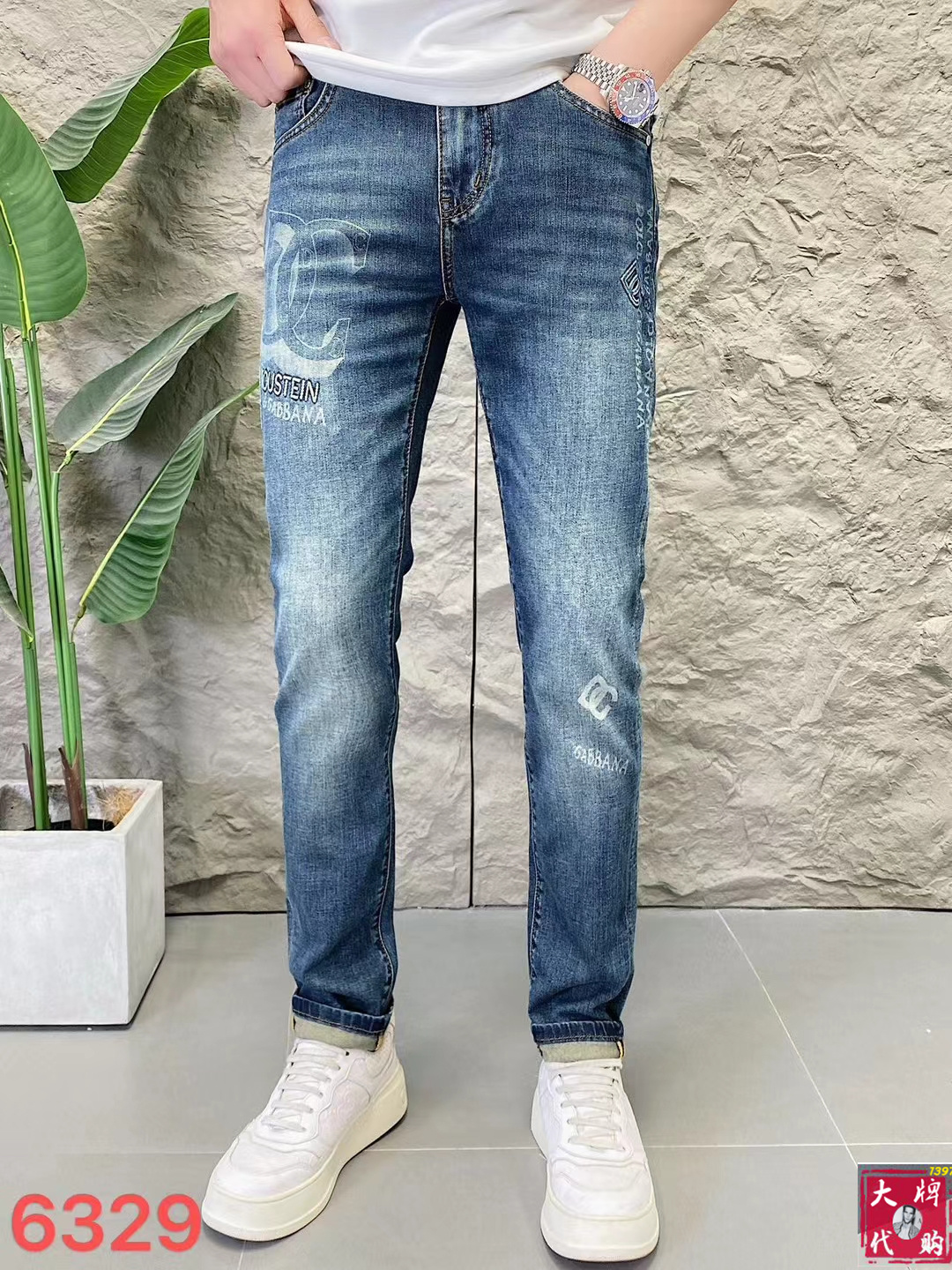 NO:133911,DG Dolce & Gabbana Men's Jeans Original Original Clothing Original Wash Water!  Imported original wash elastic fabrics, complex handicrafts superimposed, any wash process will become a completely different color effect after a few more seconds, so it is more precious, especially long-lasting and odor-resistant... Use the best tannin elastic texture, genuine leather leather cards, high-quality metal accessories... to create a unique and original jeans style!  Original hardware and accessories, super positive style, comfortable and breathable, extremely high grade, counter quality, and handsome upper body. Number of codes 29-38, Dolce&Gabbana, Dolce&Gabbana, jeans, alexander wang19860909DG 杜嘉班纳 男士牛仔裤原厂原布原洗水！进口原版水洗弹力面料,复杂的手工艺叠加,任何一个洗水环节多停留几秒都会变成完全不一样的颜色效果,所以越加珍贵,特别持久、耐味…… 选用上乘的丹宁弹力质感,真皮皮牌、高定的金属辅料……打造出独特及原创的牛仔裤款型！原版五金辅料,版型超正,舒适透气,档次极高,专柜品质,上身帅气十足. 码数29-38,,Dolce&Gabbana,Dolce&Gabbana,jeans,alexander wang,Men's clothing