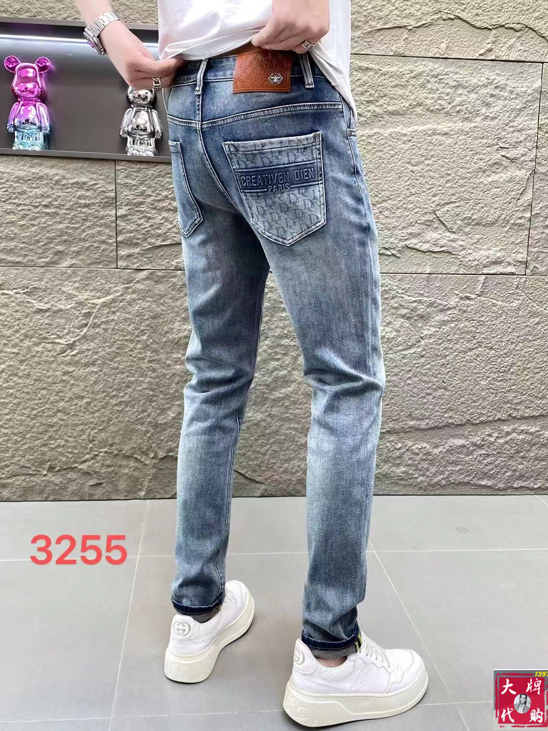 NO:133919,DIOR Men's jeans original original cloth original wash water!  Imported original washing elastic fabrics, complex handicrafts superimposed, any washing step will become a completely different color effect after a few more seconds, so it is more precious, especially long-lasting and odor-resistant... Use the best tannin elastic texture, genuine leather leather cards, high-quality metal accessories... to create a unique and original jeans style!  Original hardware accessories, super positive style, comfortable and breathable, extremely high grade, counter quality, and handsome upper body. Number of codes 29-38,,dior,dior,jeans,alexander wang19860909DIOR 迪奥 男士牛仔裤原厂原布原洗水！进口原版水洗弹力面料,复杂的手工艺叠加,任何一个洗水环节多停留几秒都会变成完全不一样的颜色效果,所以越加珍贵,特别持久、耐味…… 选用上乘的丹宁弹力质感,真皮皮牌、高定的金属辅料……打造出独特及原创的牛仔裤款型！原版五金辅料,版型超正,舒适透气,档次极高,专柜品质,上身帅气十足. 码数29-38,,dior,dior,jeans,alexander wang,Men's clothing