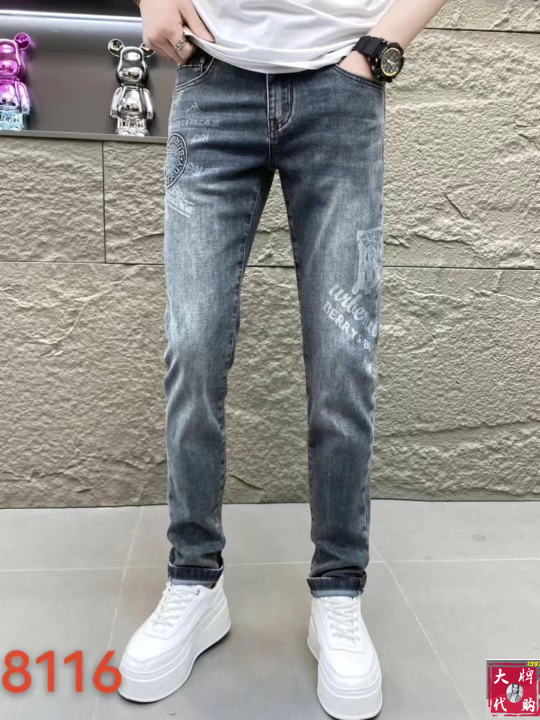 NO:133917,Burberry Men's Jeans Original Original Clothing Original Wash Water!  Imported original wash elastic fabrics, complex handicrafts superimposed, any wash process will become a completely different color effect after a few more seconds, so it is more precious, especially long-lasting and odor-resistant... Use the best tannin elastic texture, genuine leather leather cards, high-quality metal accessories... to create a unique and original jeans style!  Original hardware accessories, super positive style, comfortable and breathable, extremely high grade, counter quality, and handsome upper body. Number of codes 29-38, burberry, jeans, alexander wang19860909Burberry 男士牛仔裤原厂原布原洗水！进口原版水洗弹力面料,复杂的手工艺叠加,任何一个洗水环节多停留几秒都会变成完全不一样的颜色效果,所以越加珍贵,特别持久、耐味…… 选用上乘的丹宁弹力质感,真皮皮牌、高定的金属辅料……打造出独特及原创的牛仔裤款型！原版五金辅料,版型超正,舒适透气,档次极高,专柜品质,上身帅气十足. 码数29-38,,burberry,jeans,alexander wang,Men's clothing