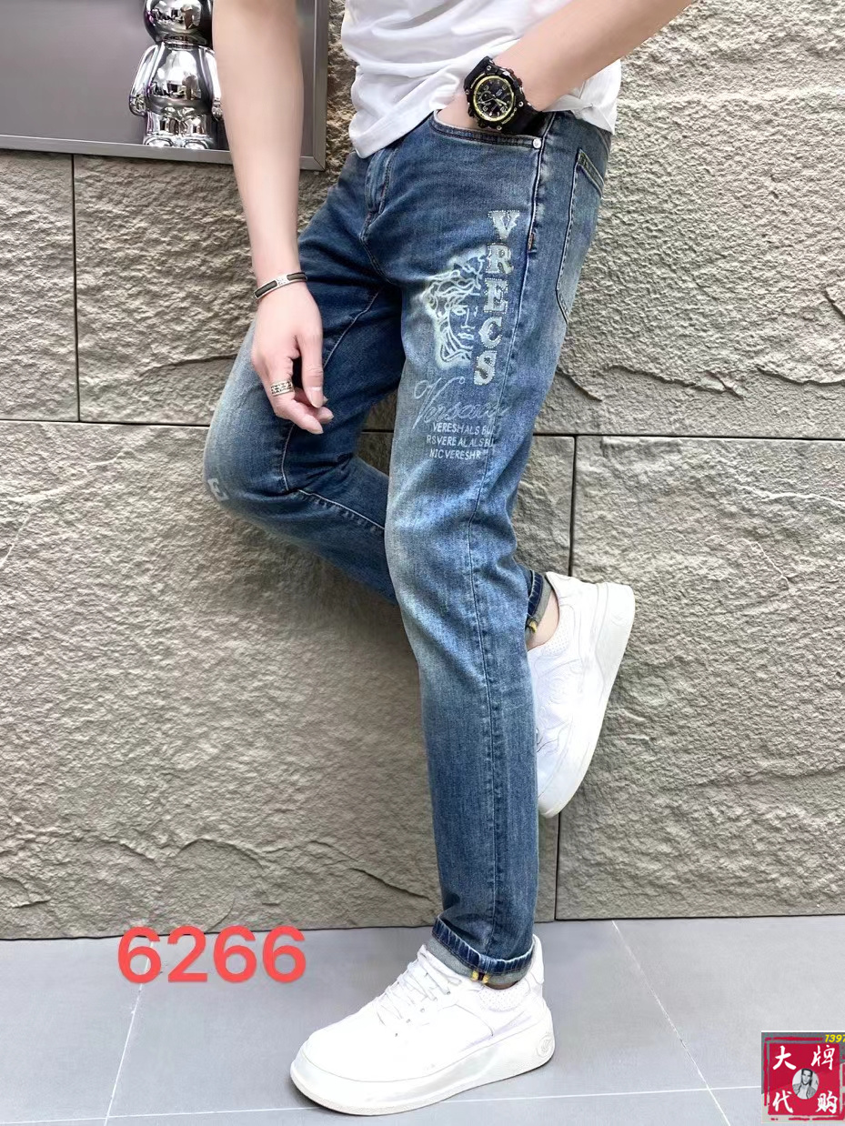 NO:133921,Versace Men's jeans original original cloth original wash water!  Imported original wash elastic fabrics, complex handicrafts superimposed, any wash process will become a completely different color effect after a few more seconds, so it is more precious, especially long-lasting and odor-resistant... Use the best tannin elastic texture, genuine leather leather cards, high-quality metal accessories... to create a unique and original jeans style!  Original hardware accessories, super positive style, comfortable and breathable, extremely high grade, counter quality, and handsome upper body. Number of 29-38, versace, versace, jeans, alexander wang19860909Versace 范思哲 男士牛仔裤原厂原布原洗水！进口原版水洗弹力面料,复杂的手工艺叠加,任何一个洗水环节多停留几秒都会变成完全不一样的颜色效果,所以越加珍贵,特别持久、耐味…… 选用上乘的丹宁弹力质感,真皮皮牌、高定的金属辅料……打造出独特及原创的牛仔裤款型！原版五金辅料,版型超正,舒适透气,档次极高,专柜品质,上身帅气十足. 码数29-38,,versace,versace,jeans,alexander wang,Men's clothing