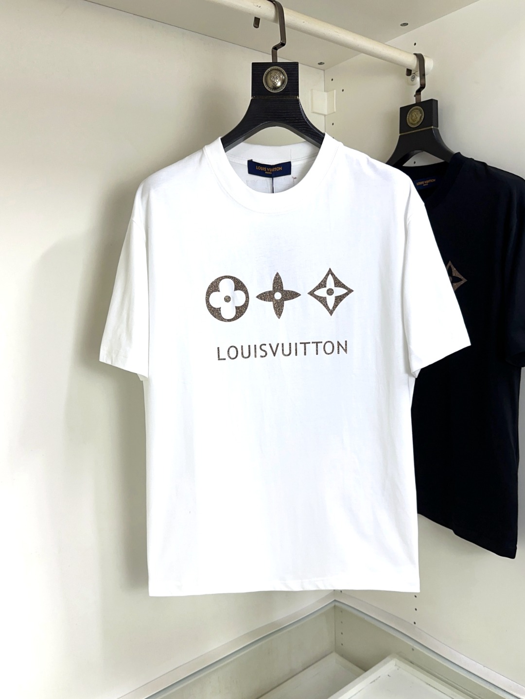 NO:133922,LV Louis Vuitton Fat Brother Gospel Max XL can wear 200 catties Top round neck casual short sleeves Top version High-end custom versatile styles Anyone can easily control the fabric is fully customized craftsmanship The latest logo design of the luxurious classic brand on the chest is very high-end, and those who understand goods must enter!  The style and tailoring are slim styles, which are very exquisite, showing aura and highlighting the exquisiteness of business men. This is the unique feature, the right slim fit, and the upper body effect is very good!  Size XS-XL (counter code is equivalent to M-3XL), louis vuitton,louis vuitton,t-shirt,alexander wang19860909LV 路易威登 胖哥福音最大XL可穿200斤 顶级圆领休闲短袖 顶级版本 高级定制百搭款式 任何人都可以轻松驾驭 面料全订制工艺 胸前奢华经典品牌最新logo设计,非常显档次懂货的必须入！版型剪裁属于修身款 非常精致,显气场,又会凸显商务男士的精致,这就是独到之处,恰到好处的修身,上身效果非常赞！尺码XS-XL（专柜码等同M-3XL）,,louis vuitton,louis vuitton,T-shirt,alexander wang,Men's clothing