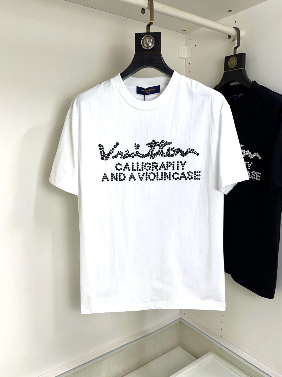 NO:133918,LV Louis Vuitton Fat Brother Gospel Max XL can wear 200 catties Top round neck casual short sleeves Top version High-end custom versatile styles Anyone can easily control the fabric is fully customized craftsmanship The latest logo design of the luxurious classic brand on the chest is very high-end, and those who understand goods must enter!  The style and tailoring are slim styles, which are very exquisite, showing aura and highlighting the exquisiteness of business men. This is the unique feature, the right slim fit, and the upper body effect is very good!  Size XS-XL (counter code is equivalent to M-3XL), louis vuitton,louis vuitton,t-shirt,alexander wang19860909LV 路易威登 胖哥福音最大XL可穿200斤 顶级圆领休闲短袖 顶级版本 高级定制百搭款式 任何人都可以轻松驾驭 面料全订制工艺 胸前奢华经典品牌最新logo设计,非常显档次懂货的必须入！版型剪裁属于修身款 非常精致,显气场,又会凸显商务男士的精致,这就是独到之处,恰到好处的修身,上身效果非常赞！尺码XS-XL（专柜码等同M-3XL）,,louis vuitton,louis vuitton,T-shirt,alexander wang,Men's clothing