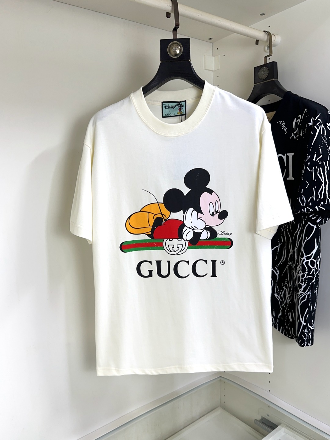 NO:133910,Gucci Gucci Fat Brother Gospel Maximum XL can wear 200 kilograms Top-level round neck casual short sleeves Top-level version High-end custom versatile styles Anyone can easily control the fabric is fully customized craftsmanship, the latest logo design of the luxurious classic brand on the chest, which is very high-end and must be entered if you understand the goods!  The style and tailoring are slim styles, which are very exquisite, showing aura and highlighting the exquisiteness of business men. This is the unique feature, the right slim fit, and the upper body effect is very good!  Size XS-XL (counter code is equivalent to M-3XL), gucci, T-shirt, alexander wang19860909Gucci 古奇 胖哥福音最大XL可穿200斤 顶级圆领休闲短袖 顶级版本 高级定制百搭款式 任何人都可以轻松驾驭 面料全订制工艺 胸前奢华经典品牌最新logo设计,非常显档次懂货的必须入！版型剪裁属于修身款 非常精致,显气场,又会凸显商务男士的精致,这就是独到之处,恰到好处的修身,上身效果非常赞！尺码XS-XL（专柜码等同M-3XL）,,gucci,T-shirt,alexander wang,Men's clothing