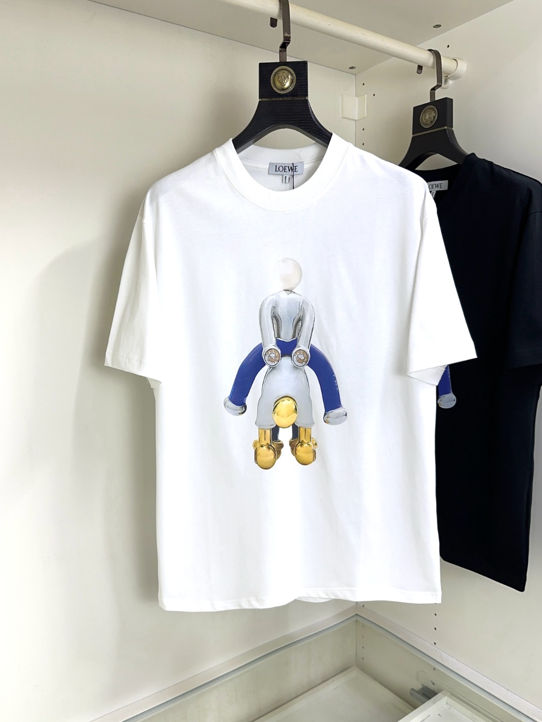 NO:133914,Loewe, Fat Brother Gospel Maximum XL can wear 200 kilograms, top-level round neck casual short sleeves, top-level version, high-end custom versatile styles, anyone can easily control the fabric, full customization and craftsmanship, the latest logo design of the luxurious classic brand on the chest, very high-end and those who understand goods must enter!  The style and tailoring are slim styles, which are very exquisite, showing aura and highlighting the exquisiteness of business men. This is the unique feature, the right slim fit, and the upper body effect is very good!  Size XS-XL (counter code is equivalent to M-3XL), loewe,loewe,T-shirt,alexander wang19860909Loewe 罗意威 胖哥福音最大XL可穿200斤 顶级圆领休闲短袖 顶级版本 高级定制百搭款式 任何人都可以轻松驾驭 面料全订制工艺 胸前奢华经典品牌最新logo设计,非常显档次懂货的必须入！版型剪裁属于修身款 非常精致,显气场,又会凸显商务男士的精致,这就是独到之处,恰到好处的修身,上身效果非常赞！尺码XS-XL（专柜码等同M-3XL）,,loewe,loewe,T-shirt,alexander wang,Men's clothing