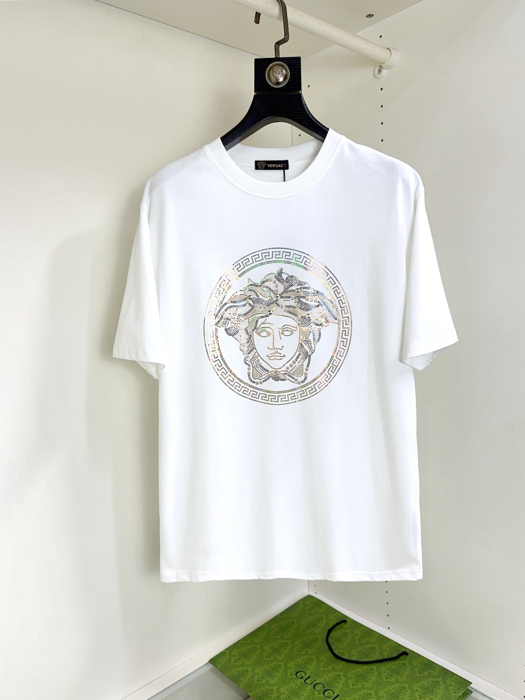 NO:133912,Versace Versace can wear up to 200 catties, top-grade round neck casual short-sleeved high-end custom versatile style, which can be easily controlled by anyone. The fabric is fully customized craftsmanship, the latest logo design of the luxurious classic brand on the chest, which is very high-end and those who understand goods must enter!  The style and tailoring are slim styles, which are very exquisite, showing aura and highlighting the exquisiteness of business men. This is the unique feature, the right slim fit, and the upper body effect is very good!  Size S-XXL, versace, versace, T-shirt, alexander wang19860909Versace 范思哲 最大可穿200斤顶级圆领休闲短袖高级定制百搭款式 任何人都可以轻松驾驭 面料全订制工艺 胸前奢华经典品牌最新logo设计,非常显档次懂货的必须入！版型剪裁属于修身款 非常精致,显气场,又会凸显商务男士的精致,这就是独到之处,恰到好处的修身,上身效果非常赞！尺码S-XXL,,versace,versace,T-shirt,alexander wang,Men's clothing