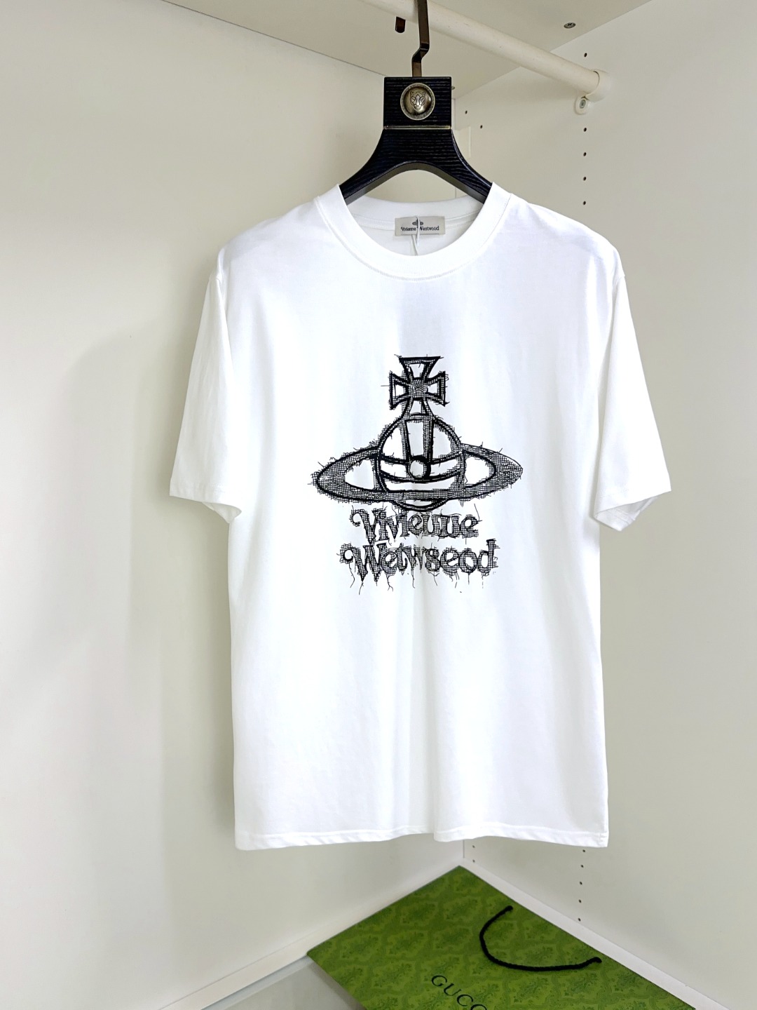 NO:133924,The Queen Mother of the Cialis can wear 200 pounds, the top-level round neck, casual short-sleeved high-end custom versatile style, which can be easily controlled by anyone. The fabric is fully customized, and the latest logo design of the luxurious classic brand on the chest is very high-end. Those who understand goods must enter!  The style and tailoring are slim styles, which are very exquisite, showing aura and highlighting the exquisiteness of business men. This is the unique feature, the right slim fit, and the upper body effect is very good!  Size S-XXL, T-shirt,alexander wang19860909西太后最大可穿200斤顶级圆领休闲短袖高级定制百搭款式 任何人都可以轻松驾驭 面料全订制工艺 胸前奢华经典品牌最新logo设计,非常显档次懂货的必须入！版型剪裁属于修身款 非常精致,显气场,又会凸显商务男士的精致,这就是独到之处,恰到好处的修身,上身效果非常赞！尺码S-XXL,,T-shirt,alexander wang,Men's clothing