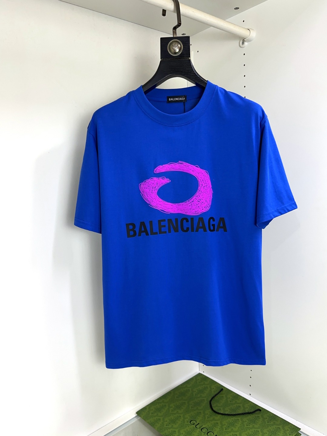 NO:133920,Balenciaga, the largest wearable round neck, casual short-sleeved high-end custom versatile style, can be easily controlled by anyone. The fabric is fully customized craftsmanship, the latest logo design of the luxurious classic brand on the chest, which is very high-end and must be entered if you understand the goods!  The style and tailoring are slim styles, which are very exquisite, showing aura and highlighting the exquisiteness of business men. This is the unique feature, the right slim fit, and the upper body effect is very good!  Size S-XXL, balenciaga, T-shirt, alexander wang19860909巴黎世家 最大可穿200斤顶级圆领休闲短袖高级定制百搭款式 任何人都可以轻松驾驭 面料全订制工艺 胸前奢华经典品牌最新logo设计,非常显档次懂货的必须入！版型剪裁属于修身款 非常精致,显气场,又会凸显商务男士的精致,这就是独到之处,恰到好处的修身,上身效果非常赞！尺码S-XXL,,balenciaga,T-shirt,alexander wang,Men's clothing