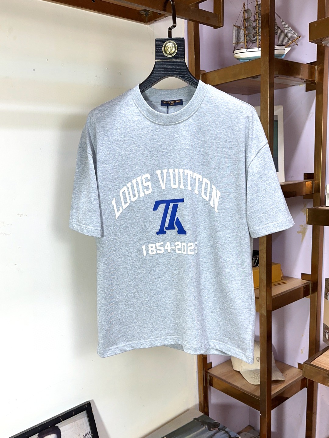 NO:138815,LV Louis Vuitton Top-level fashionable round neck short sleeve high-quality markless custom high-end custom versatile styles, anyone can easily control the fabric fully customized craftsmanship, the latest logo design of luxury classic brand on the chest, very high-end and those who understand goods must enter!  The style and tailoring are slim styles, which are very exquisite, showing aura and highlighting the exquisiteness of business men. This is the unique feature, the right slim fit, and the upper body effect is very good!  Size M-2XL, louis vuitton,louis vuitton,t-shirt,alexander wang19860909LV 路易威登 顶级时尚圆领短袖高级无痕定制高级定制百搭款式 任何人都可以轻松驾驭 面料全订制工艺 胸前奢华经典品牌最新logo设计,非常显档次懂货的必须入！版型剪裁属于修身款 非常精致,显气场,又会凸显商务男士的精致,这就是独到之处,恰到好处的修身,上身效果非常赞！尺码M-2XL,,louis vuitton,louis vuitton,T-shirt,alexander wang,Men's clothing