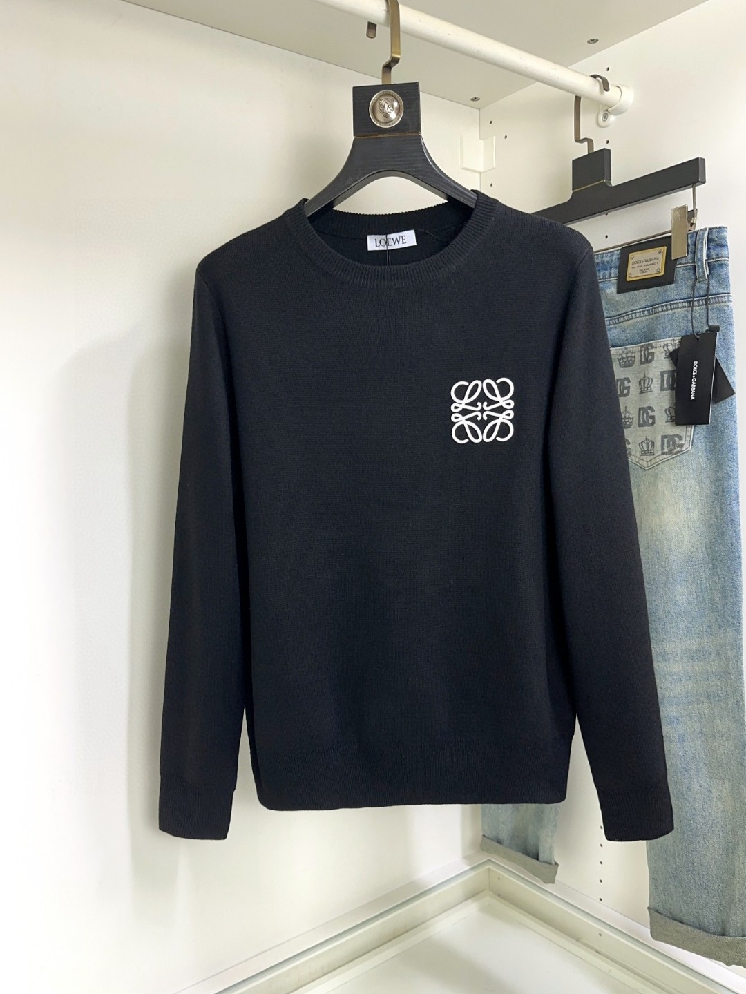 NO:138737,Luo Yiwei Top-quality fashionable high-end sweaters, high-end custom-made and versatile styles, imported Italian fabrics can be easily controlled by anyone. The fabrics are fully customized. The latest logo design of the luxurious classic brand on the chest is very high-end. Those who understand goods must enter!  The style and tailoring are slim styles, which are very exquisite, showing aura and highlighting the exquisiteness of business men. This is the unique feature, the right slim fit, and the upper body effect is very good!  Size S-XL, loewe, sweaters, alexander wang19860909罗意威 顶级时尚高端毛衣 高级定制百搭款,意大利进口面料任何人都可以轻松驾驭 面料全订制工艺 胸前奢华经典品牌最新logo设计,非常显档次懂货的必须入！版型剪裁属于修身款 非常精致,显气场,又会凸显商务男士的精致,这就是独到之处,恰到好处的修身,上身效果非常赞！尺码S-XL,,loewe,sweaters,alexander wang,Men's clothing