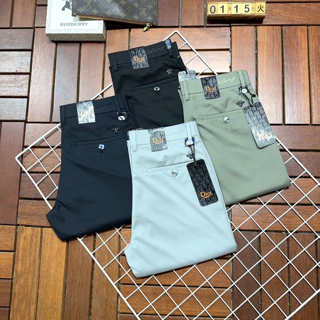 NO:147886,DIOR New style and new products available for sale in physical stores. The original 1:1 product for the counter, suitable for all ages. The highest version of imported European fabrics in the market. They are comfortable, soft and skin-friendly, with super cool and fashionable and versatile upper body effect, straight and stylish, a must-have for the wardrobe!  Suitable for any occasion Size 29-40,,dior,dior,alexander wang19860909DIOR 迪奥 新款新品 专柜有售 实体店极品休闲裤专柜原版1:1好货,适合各个年龄段.市场最高版本的欧洲进口面料.舒适柔软亲肤,上身效果超级棒时尚百搭,笔挺有型,衣橱必备！适合任何场合穿着 尺码29-40,,dior,dior,alexander wang,Men's clothing