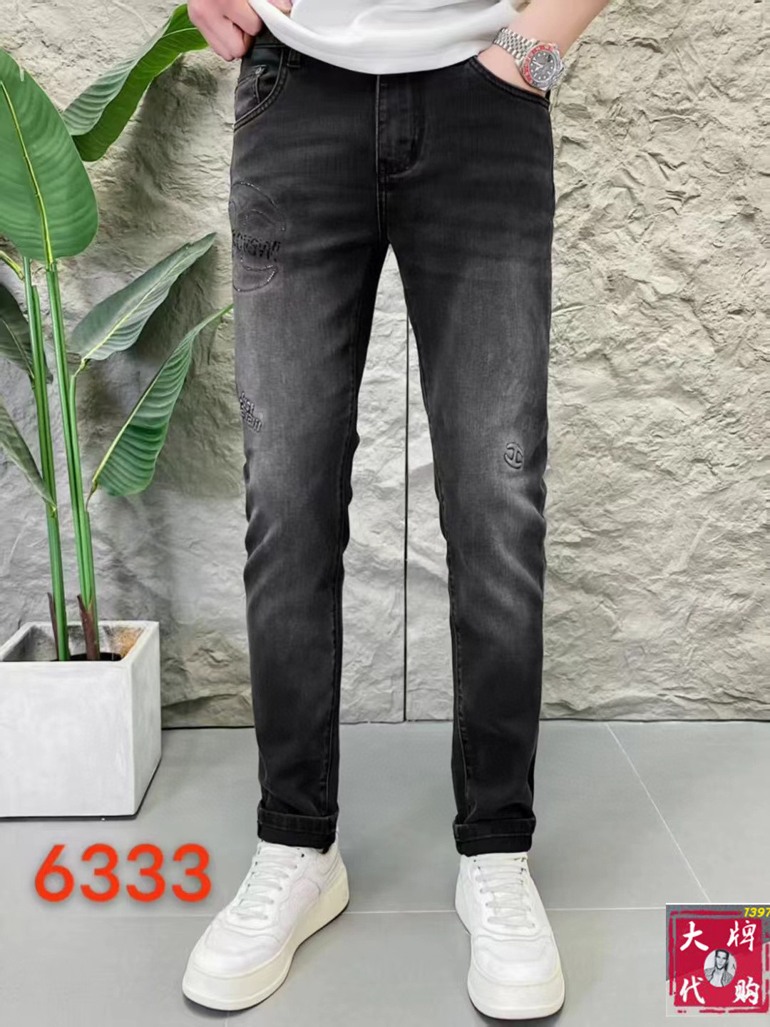 NO:136969,Cavalli's latest counter series for spring and summer, high-end custom slim-fitting jeans, latest fashion week catwalk style, perfect hardware decoration, super heavy craft design, fashion essentials, simple and versatile style, pure hand-embroidered sewing, primary color yeast washing process, selected heavy tannin denim fabric (pure cotton) three-dimensional tailoring, perfect details, the best product!  (micro elastic) Size 29-38, jeans, alexander wang19860909卡瓦利 春夏最新专柜系列 高端订制修身小脚牛仔裤 最新时装周走秀款 完美五金装饰 超重工艺设计 时尚必备品 简约百搭款 纯手工刺绣缝制 原色酵母水洗工艺 精选重磅丹宁牛仔面料（纯棉）立体剪裁 完美细节 巅峰佳品！（微弹力）尺码29-38,,jeans,alexander wang,Men's clothing