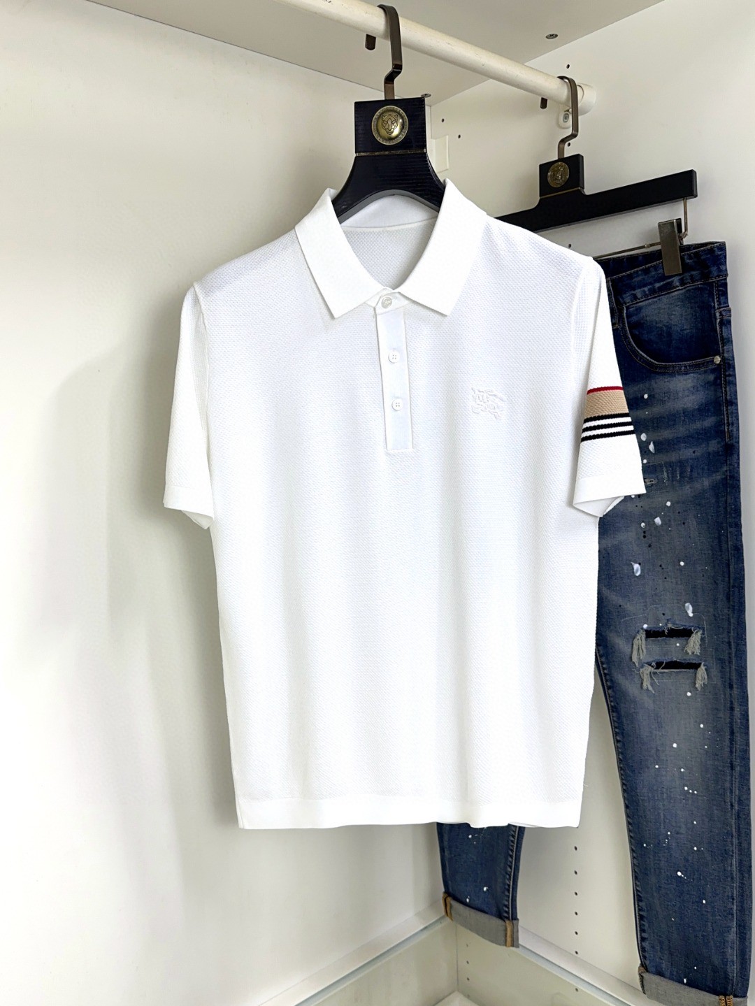 NO:136999,Burberry Full-quality order Business casual Yilitite ice silk lapel short sleeves Make the overall upper body feel Business casual and stylish while business casual and stylish It is a light business casual design that allows you to easily control different occasions. The combination of the style, the fabric is made of cotton Judy material, mercerized to give the surface a warm and shiny feeling. The upper body is high-end, comfortable, skin-friendly, breathable, and is a very practical wear for daily commuting and leisure. Full-quality order Code M-3XL, burberry, burberry, T-shirt, alexander wang19860909Burberry 巴宝莉  全品相订单 商务休闲伊力特冰丝翻领短袖 让整体上身感 商务休闲的同时 时尚有型 属于轻商务休闲设计 让您轻松驾驭不同场合. 合体的版型,面料采用全棉朱迪材质,丝光处理 让表面有着温润的光泽感 上身高档的同时 舒适,亲肤,透气好,平时通勤休闲都很实穿的一款 全品相订单 码数 M-3XL,,burberry,burberry,T-shirt,alexander wang,Men's clothing