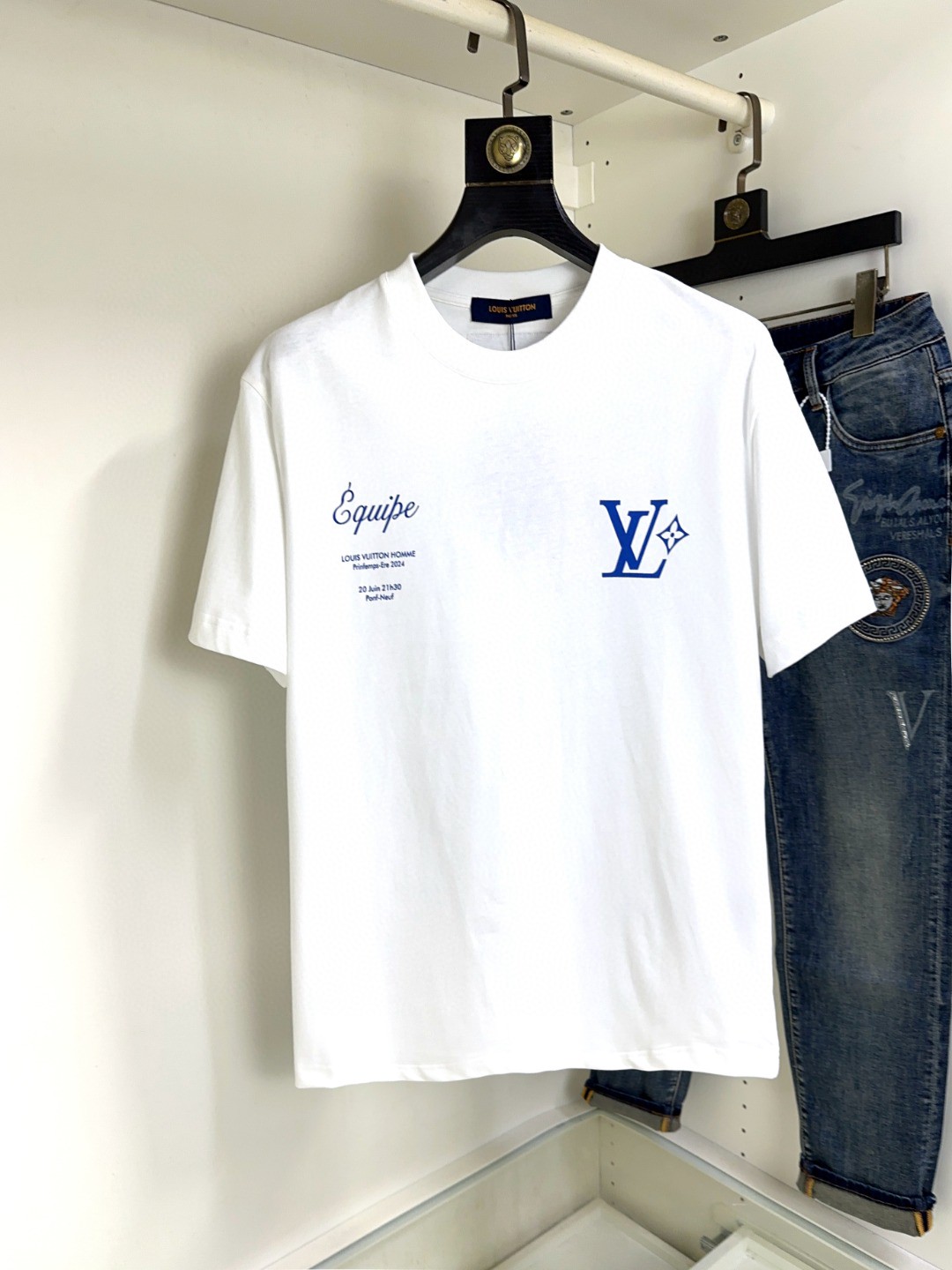 NO:417732,LV Louis Vuitton Fat Brother Gospel XL wears 200 catties top round neck casual short sleeve high-end custom versatile styles that anyone can easily control. Fully customized fabric craftsmanship, the latest logo design of luxury classic brand on the chest, very high-end and high-end people who understand goods must enter!  The style and tailoring are slim styles, which are very exquisite, showing aura and highlighting the exquisiteness of business men. This is the unique feature, the right slim fit, and the upper body effect is very good!  Size XS-XL (counter code is equivalent to M-3XL), louis vuitton,louis vuitton,t-shirt,alexander wang19860909LV 路易威登 胖哥福音XL穿200斤 顶级圆领休闲短袖高级定制百搭款式 任何人都可以轻松驾驭 面料全订制工艺 胸前奢华经典品牌最新logo设计,非常显档次懂货的必须入！版型剪裁属于修身款 非常精致,显气场,又会凸显商务男士的精致,这就是独到之处,恰到好处的修身,上身效果非常赞！尺码XS-XL（专柜码等同M-3XL）,,louis vuitton,louis vuitton,T-shirt,alexander wang,Men's clothing
