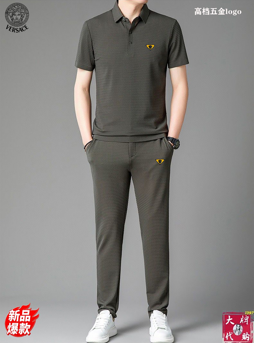 NO:136955,Versace - New casual short-sleeved suit!  Celebrities’ favorite fashion casual suits, simple and generous, craft design on the official website!  Clean and neat tailored, full of urban style. It is available for exclusive top custom fabrics, soft and dry, and the upper body has a crisp and stylish effect. The three-dimensional cutting process and the style are all high-standard and appropriate silhouette versions!  It’s not tight, just feel good when you wear it. With so many top-quality raw materials, you can create high-end products with unparalleled value. The first choice for high-end fashion fashion people with a complete range of three standards, and the upper body effect is super good!  Code number M-3XL, versace, versace, T-shirt, alexander wang19860909Versace 范思哲 - 新品休闲短袖套装！明星最爱时装味休闲套装 简单大方,官网11工艺设计！干净利落剪裁 都市风十足 可供独家顶级定制面料,手感软糯干爽,上身效果挺括有型.立体裁剪工艺,版型上都是高标准,恰当好处的廓型版！又恰恰不紧绷,穿上心情就好,如此众多的顶级原料,打造出价值感无与伦比的高端产品,三标齐全高端潮流时尚人士首选,上身效果超级好看！码数M-3XL,,versace,versace,T-shirt,alexander wang,Men's clothing