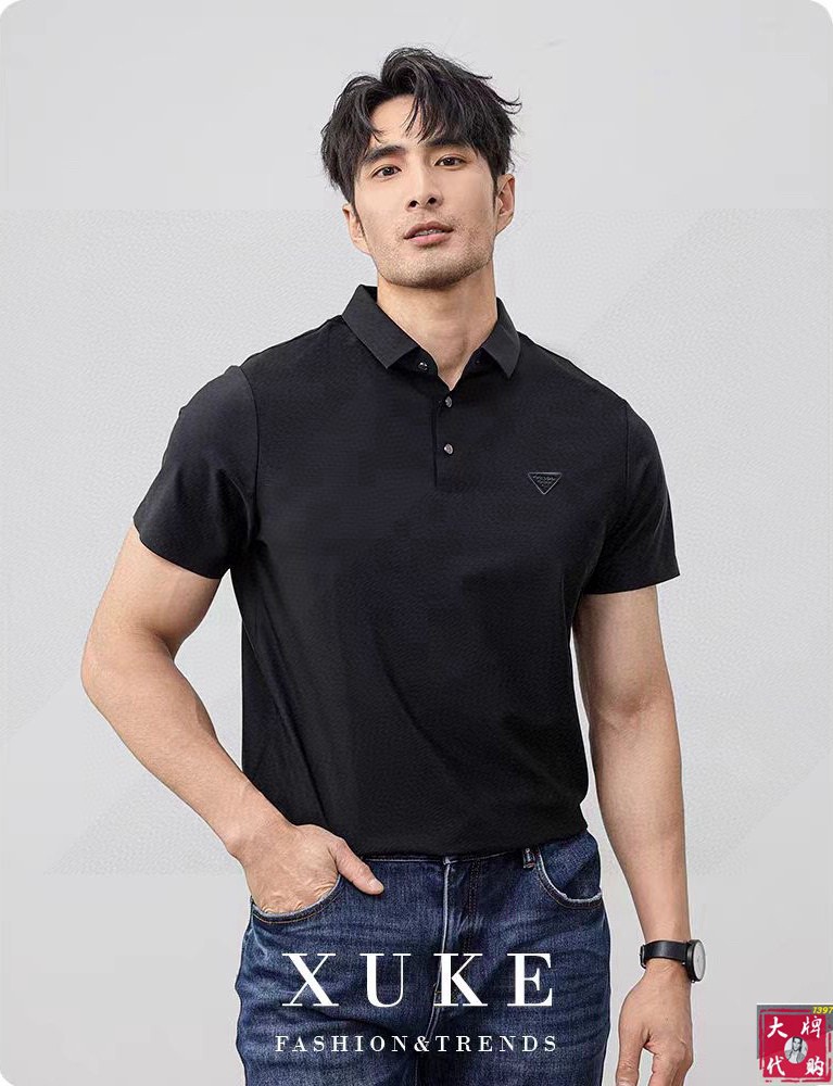 NO:136988,Prada Top lapel fashion business lapel short sleeve high-quality custom high-quality custom versatile styles that anyone can easily control. Fully customized fabric craftsmanship, the latest logo design of luxury classic brand on the chest, very high-quality, those who understand goods must enter!  The style and tailoring are slim styles, which are very exquisite, showing aura and highlighting the exquisiteness of business men. This is the unique feature, the right slim fit, and the upper body effect is very good!  Size M-3XL, prada, prada, T-shirt, alexander wang19860909Prada 普拉达  顶级翻领时尚商务翻领短袖高级无痕定制高级定制百搭款式 任何人都可以轻松驾驭 面料全订制工艺 胸前奢华经典品牌最新logo设计,非常显档次懂货的必须入！版型剪裁属于修身款 非常精致,显气场,又会凸显商务男士的精致,这就是独到之处,恰到好处的修身,上身效果非常赞！尺码M-3XL,,prada,prada,T-shirt,alexander wang,Men's clothing