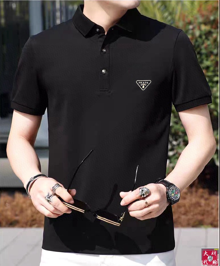 NO:160640,Prada Top lapel fashion business lapel short sleeve high-quality custom high-quality custom versatile styles that anyone can easily control. Fully customized fabric craftsmanship, the latest logo design of luxury classic brand on the chest, very high-quality, those who understand goods must enter!  The style and tailoring are slim styles, which are very exquisite, showing aura and highlighting the exquisiteness of business men. This is the unique feature, the right slim fit, and the upper body effect is very good!  Size M-3XL, prada, prada, T-shirt, alexander wang19860909Prada 普拉达  顶级翻领时尚商务翻领短袖高级无痕定制高级定制百搭款式 任何人都可以轻松驾驭 面料全订制工艺 胸前奢华经典品牌最新logo设计,非常显档次懂货的必须入！版型剪裁属于修身款 非常精致,显气场,又会凸显商务男士的精致,这就是独到之处,恰到好处的修身,上身效果非常赞！尺码M-3XL,,prada,prada,T-shirt,alexander wang,Men's clothing