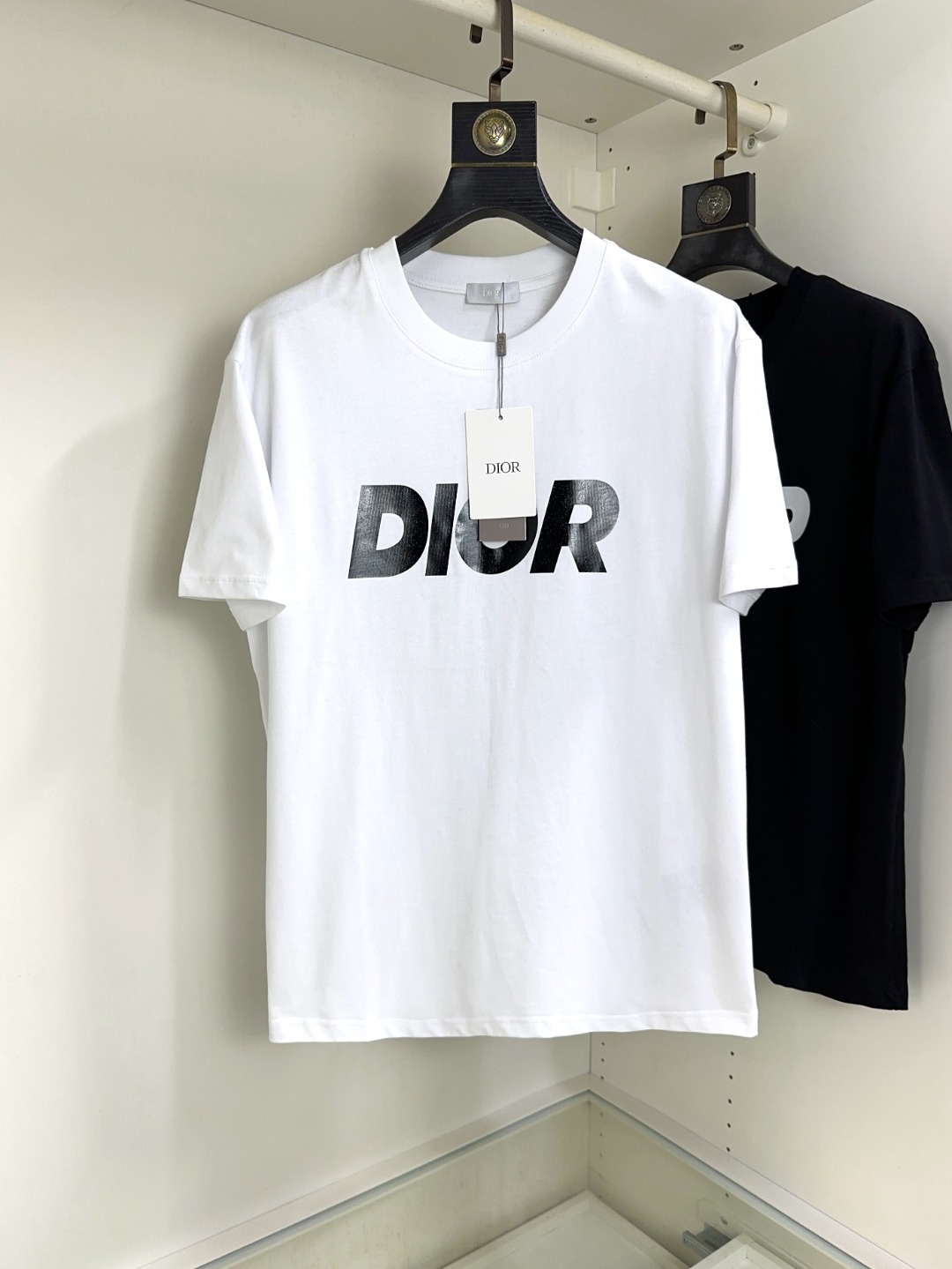 NO:136993,DIOR Top round neck, casual short-sleeved high-end custom versatile styles, anyone can easily control the fabric, fully customized craftsmanship, the latest logo design of the luxurious classic brand on the chest, which is very high-end and those who understand goods must enter!  The style and tailoring are slim styles, which are very exquisite, showing aura and highlighting the exquisiteness of business men. This is the unique feature, the right slim fit, and the upper body effect is very good!  Size S-XL can wear 190 catties,dior,dior,T-shirt,alexander wang19860909DIOR 迪奥 顶级圆领休闲短袖高级定制百搭款式 任何人都可以轻松驾驭 面料全订制工艺 胸前奢华经典品牌最新logo设计,非常显档次懂货的必须入！版型剪裁属于修身款 非常精致,显气场,又会凸显商务男士的精致,这就是独到之处,恰到好处的修身,上身效果非常赞！尺码S-XL 可穿190斤,,dior,dior,T-shirt,alexander wang,Men's clothing