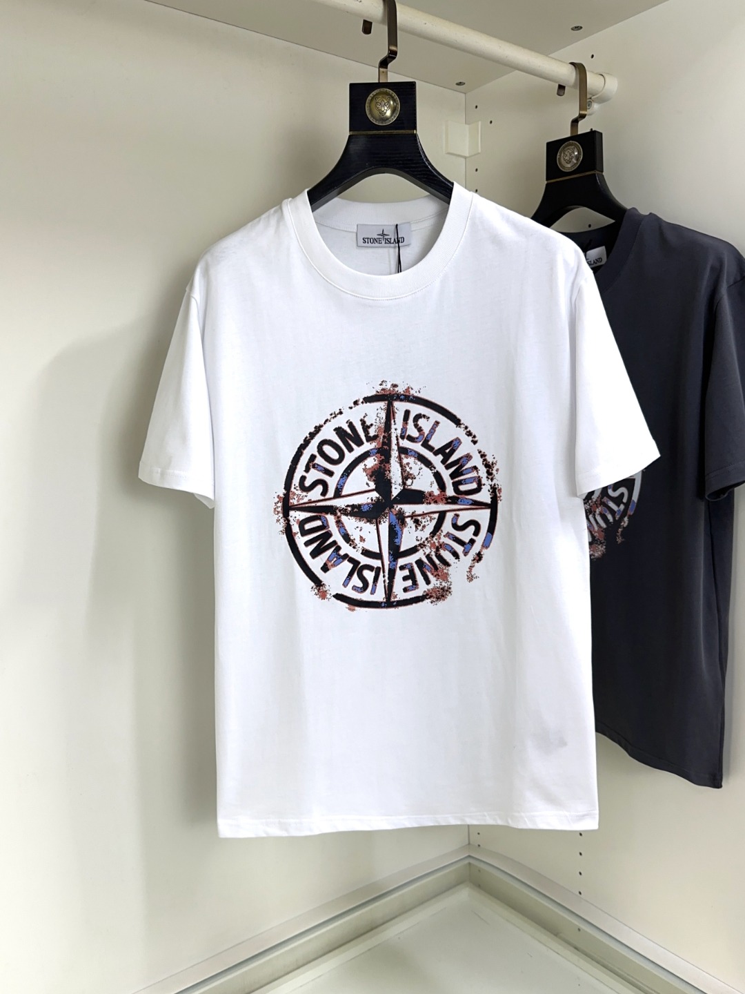 NO:136971,Stone Island Top round neck, casual short-sleeved high-end custom versatile styles, anyone can easily control them. The fabric is fully customized craftsmanship, the latest logo design of the luxurious classic brand on the chest, which is very high-end and those who understand goods must enter!  The style and tailoring are slim styles, which are very exquisite, showing aura and highlighting the exquisiteness of business men. This is the unique feature, the right slim fit, and the upper body effect is very good!  Size S-XL can wear 190 catties, T-shirt, alexander wang19860909石头岛 顶级圆领休闲短袖高级定制百搭款式 任何人都可以轻松驾驭 面料全订制工艺 胸前奢华经典品牌最新logo设计,非常显档次懂货的必须入！版型剪裁属于修身款 非常精致,显气场,又会凸显商务男士的精致,这就是独到之处,恰到好处的修身,上身效果非常赞！尺码S-XL 可穿190斤,,T-shirt,alexander wang,Men's clothing