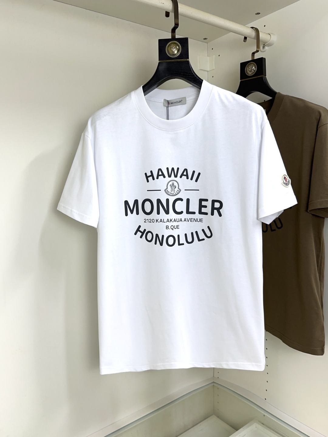 NO:136980,Moncler masked top round neck casual short sleeve high-end custom versatile styles that anyone can easily control. Fully customized fabric craftsmanship, the latest logo design of luxury classic brand on the chest, which is very high-end and must be entered if you understand the goods!  The style and tailoring are slim styles, which are very exquisite, showing aura and highlighting the exquisiteness of business men. This is the unique feature, the right slim fit, and the upper body effect is very good!  Size S-XL can wear 190 catties, christian louboutin, Moncler, T-shirt, alexander wang19860909Moncler 蒙口 顶级圆领休闲短袖高级定制百搭款式 任何人都可以轻松驾驭 面料全订制工艺 胸前奢华经典品牌最新logo设计,非常显档次懂货的必须入！版型剪裁属于修身款 非常精致,显气场,又会凸显商务男士的精致,这就是独到之处,恰到好处的修身,上身效果非常赞！尺码S-XL 可穿190斤,,christian louboutin,Moncler,T-shirt,alexander wang,Men's clothing