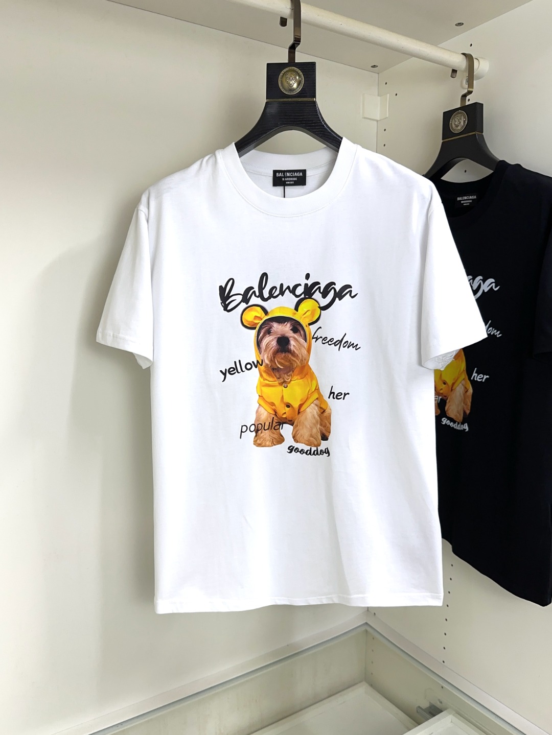 NO:136977,Balenciaga top round neck casual short sleeve high-end custom versatile styles that anyone can easily control. The fabric is fully customized craftsmanship, the latest logo design of the luxurious classic brand on the chest, which is very high-end and must be entered if you understand the goods!  The style and tailoring are slim styles, which are very exquisite, showing aura and highlighting the exquisiteness of business men. This is the unique feature, the right slim fit, and the upper body effect is very good!  Size S-XL can wear 190 catties, balenciaga, balenciaga, T-shirt, alexander wang19860909Balenciaga 巴黎世家 顶级圆领休闲短袖高级定制百搭款式 任何人都可以轻松驾驭 面料全订制工艺 胸前奢华经典品牌最新logo设计,非常显档次懂货的必须入！版型剪裁属于修身款 非常精致,显气场,又会凸显商务男士的精致,这就是独到之处,恰到好处的修身,上身效果非常赞！尺码S-XL 可穿190斤,,balenciaga,balenciaga,T-shirt,alexander wang,Men's clothing