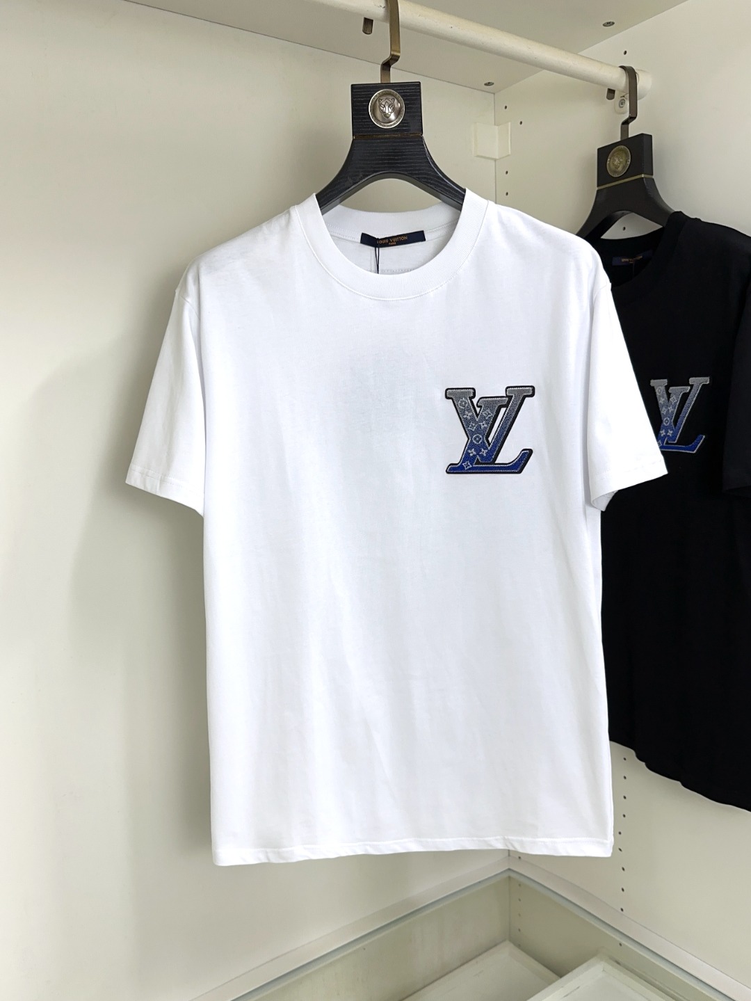 NO:136983,LV Louis Vuitton Top round neck casual short sleeve high-end custom versatile styles that anyone can easily control. Fully customized fabric craftsmanship, the latest logo design of luxury classic brand on the chest, which is very high-end and must be entered if you understand the goods!  The style and tailoring are slim styles, which are very exquisite, showing aura and highlighting the exquisiteness of business men. This is the unique feature, the right slim fit, and the upper body effect is very good!  Size S-XL can wear 190 catties, louis vuitton, louis vuitton, T-shirt, alexander wang19860909LV 路易威登 顶级圆领休闲短袖高级定制百搭款式 任何人都可以轻松驾驭 面料全订制工艺 胸前奢华经典品牌最新logo设计,非常显档次懂货的必须入！版型剪裁属于修身款 非常精致,显气场,又会凸显商务男士的精致,这就是独到之处,恰到好处的修身,上身效果非常赞！尺码S-XL 可穿190斤,,louis vuitton,louis vuitton,T-shirt,alexander wang,Men's clothing