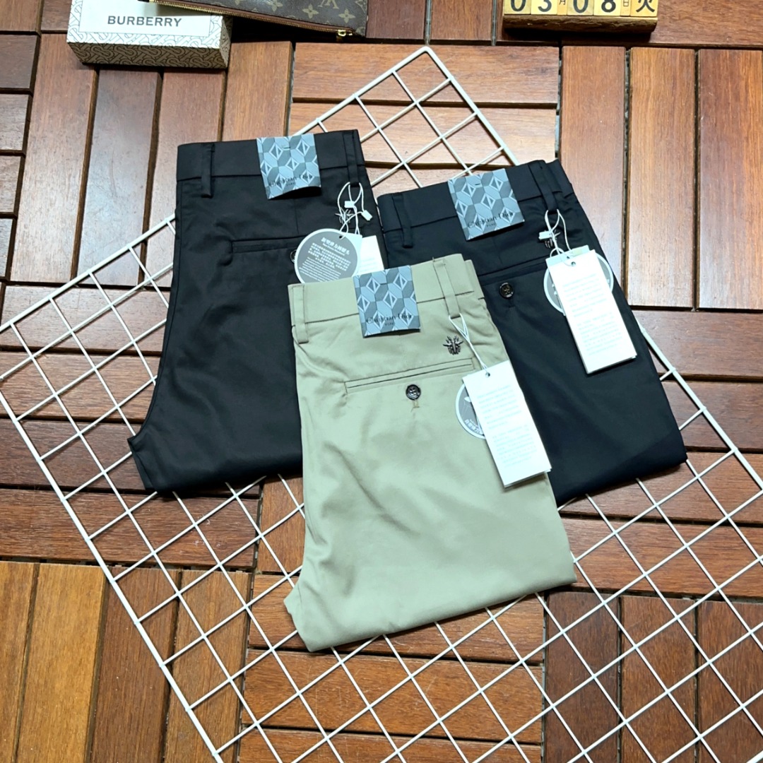 NO:136989,DIOR The hot products are coming, new styles and new products are available for sale in the counter. The original 1:1 product of the counter in physical stores is suitable for all ages. The highest version of the imported European fabric in the market is comfortable, soft and skin-friendly, with super cool and fashionable and versatile effect, straight and stylish, a must-have for the wardrobe!  Suitable for any occasion Size: 29-40,,dior,dior,alexander wang19860909DIOR 迪奥 爆款来袭 新款新品 专柜有售 实体店已极品休闲裤西裤专柜原版1:1好货,适合各个年龄段.市场最高版本的欧洲进口面料.舒适柔软亲肤,上身效果超级棒时尚百搭,笔挺有型,衣橱必备！适合任何场合穿着 尺码:29-40,,dior,dior,alexander wang,Men's clothing