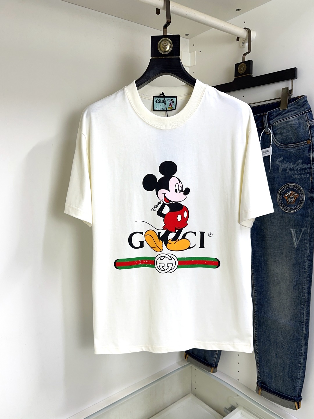 NO:137010,Gucci Fat Brother Gospel XL wears 200 pounds, top-quality round neck, casual short-sleeved high-end custom versatile style, anyone can easily control it, full-customized fabric craftsmanship, the latest logo design of luxury classic brand on the chest, very high-end, those who understand goods must enter!  The style and tailoring are slim styles, which are very exquisite, showing aura and highlighting the exquisiteness of business men. This is the unique feature, the right slim fit, and the upper body effect is very good!  Size XS-XL (counter code is equivalent to M-3XL), gucci, T-shirt, alexander wang19860909Gucci 古奇 胖哥福音XL穿200斤 顶级圆领休闲短袖高级定制百搭款式 任何人都可以轻松驾驭 面料全订制工艺 胸前奢华经典品牌最新logo设计,非常显档次懂货的必须入！版型剪裁属于修身款 非常精致,显气场,又会凸显商务男士的精致,这就是独到之处,恰到好处的修身,上身效果非常赞！尺码XS-XL（专柜码等同M-3XL）,,gucci,T-shirt,alexander wang,Men's clothing